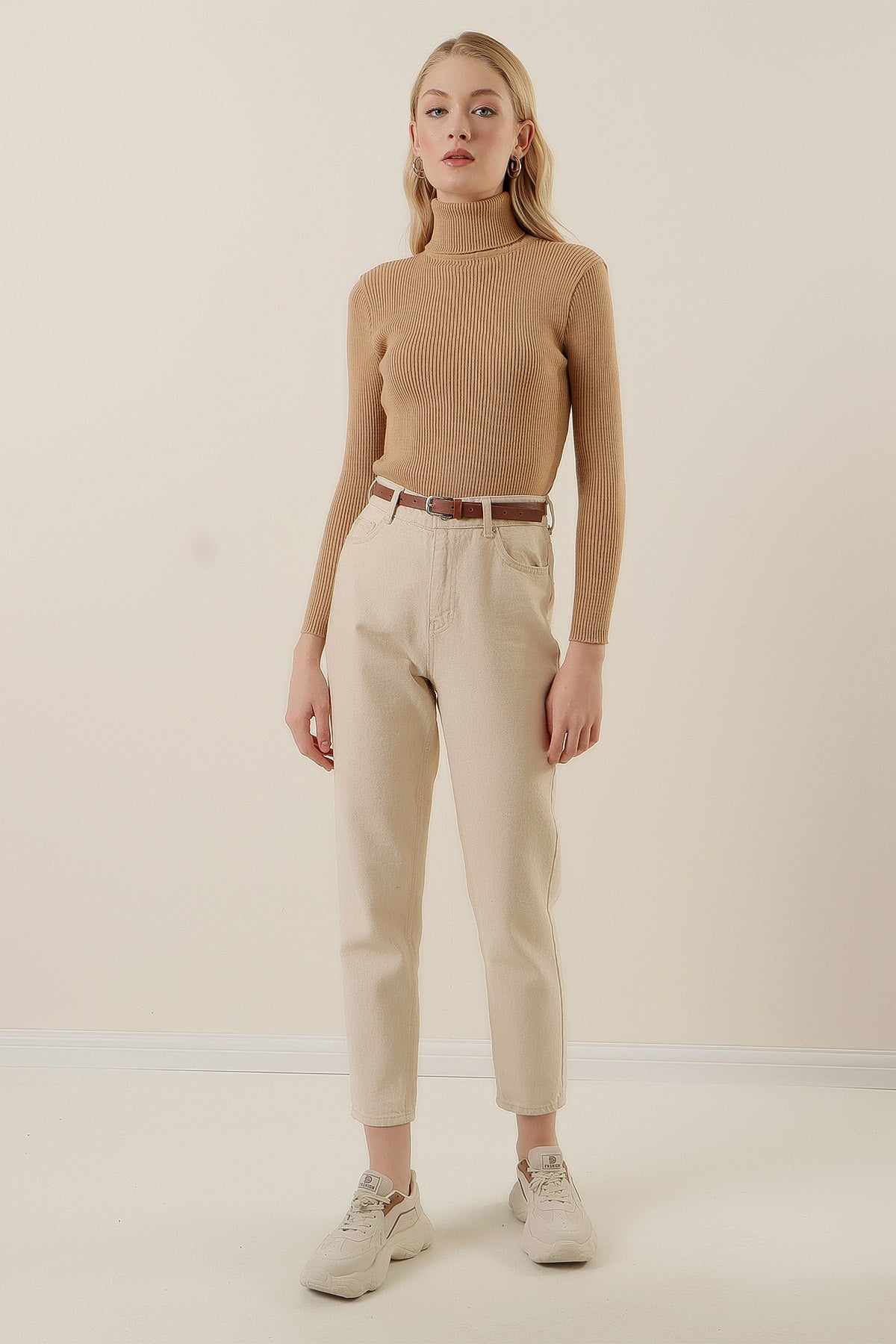 Camelise – Μπεζ Μπλούζα με Ψηλό Λαιμό