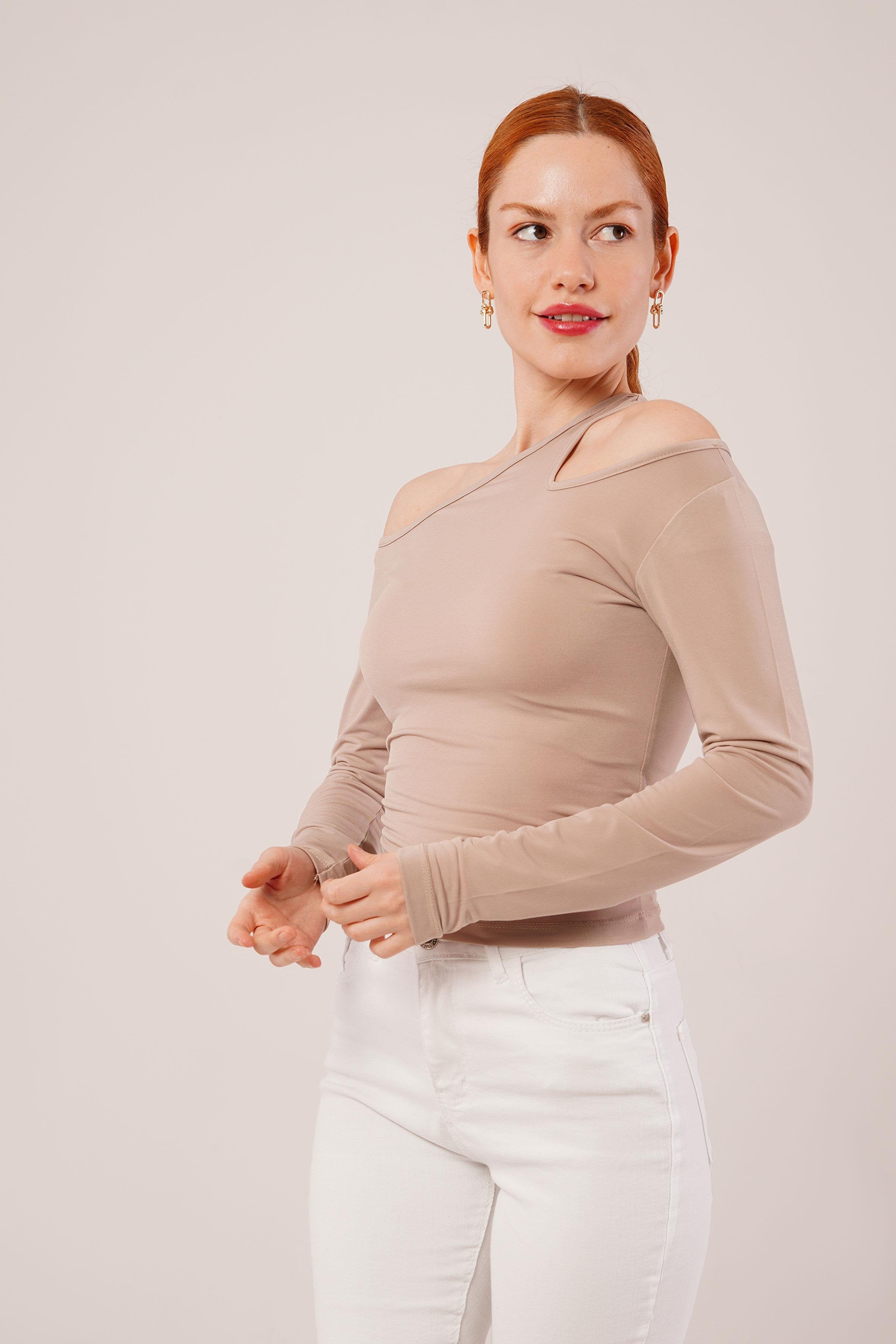Elvina – Μπεζ Μπλούζα με Cut-out Ώμο