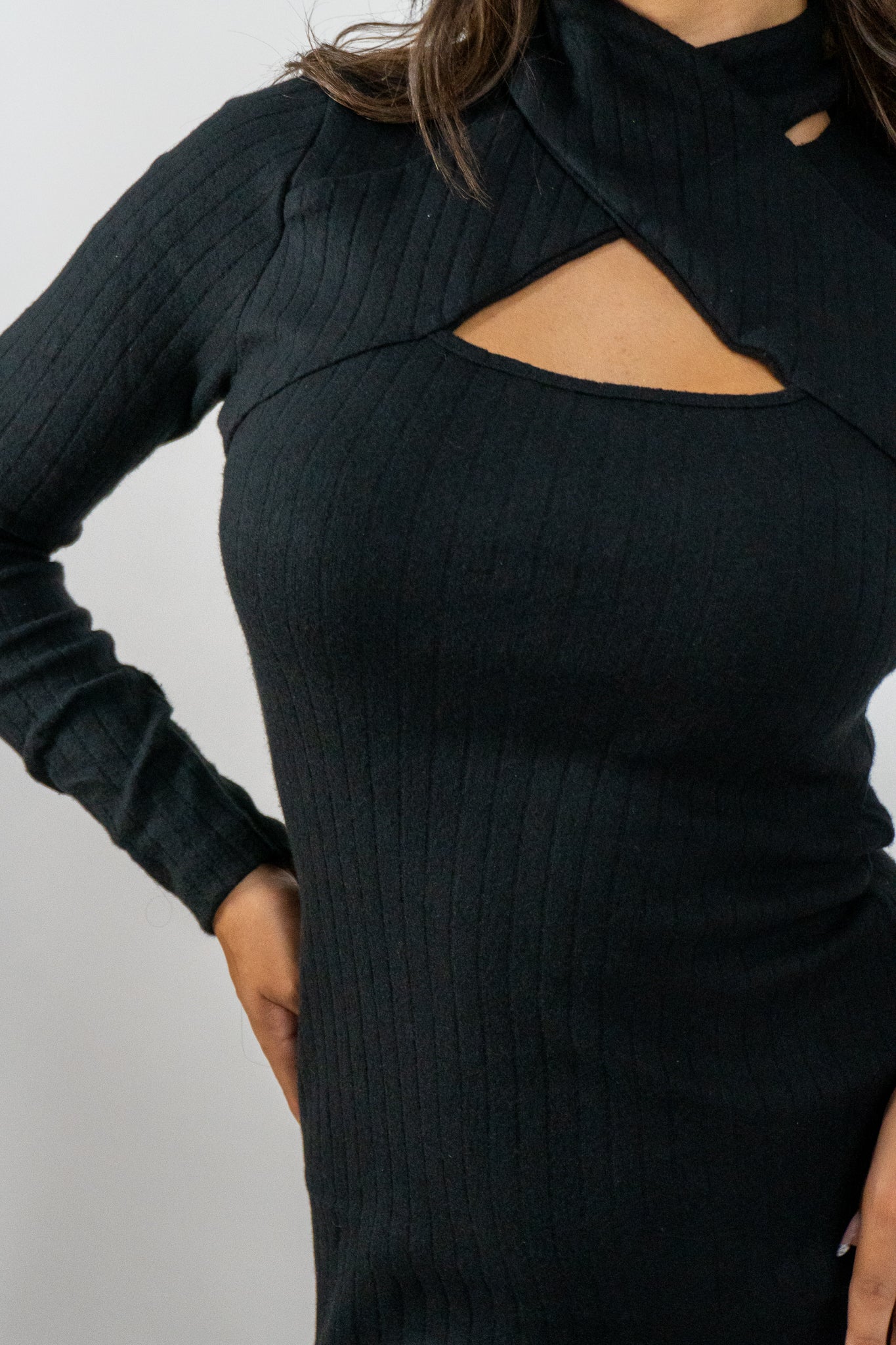 Valenne – Μαύρο Midi Φόρεμα με Cut-Out Λαιμό