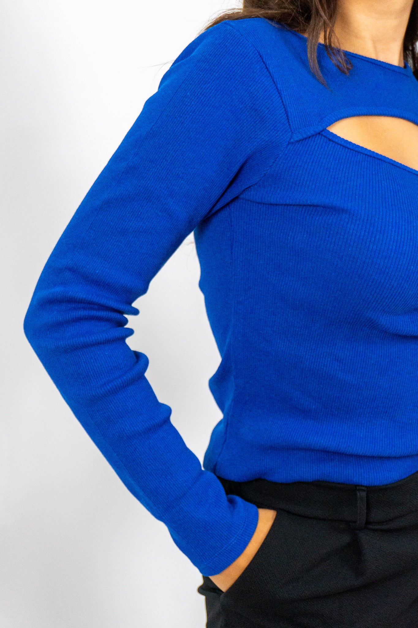 Celina – Μπλε Μπλούζα με Cut-Out Λεπτομέρεια