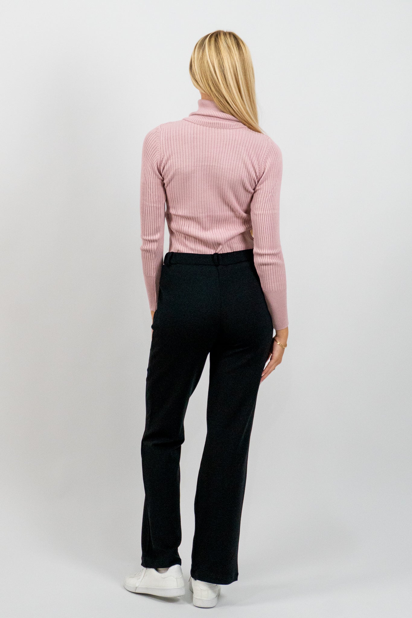 Rosavia – Ριπ Πουλόβερ με Ζιβάγκο