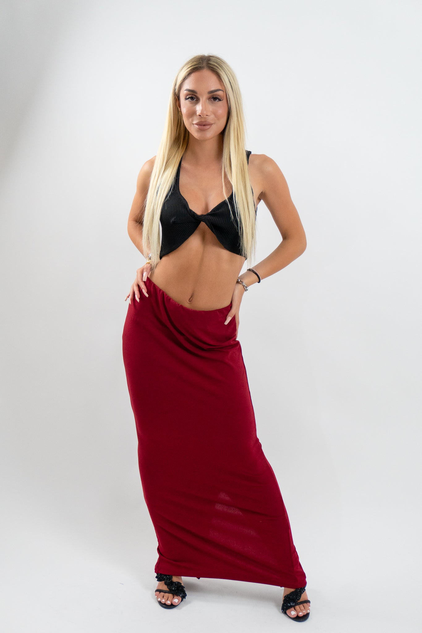 Γυναικείο μαύρο crop top με sexy ντεκολτέ και σύγχρονη γραμμή. Φοριέται άψογα σε εξόδους, beach bar events και καλοκαιρινές διακοπές.