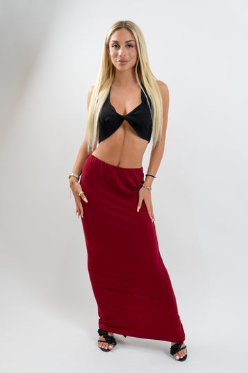 Μαύρο γυναικείο crop top με στριφτή λεπτομέρεια μπροστά. Το Abyss Black ταιριάζει σε βραδινές εξόδους ή summer parties με μοντέρνα διάθεση.