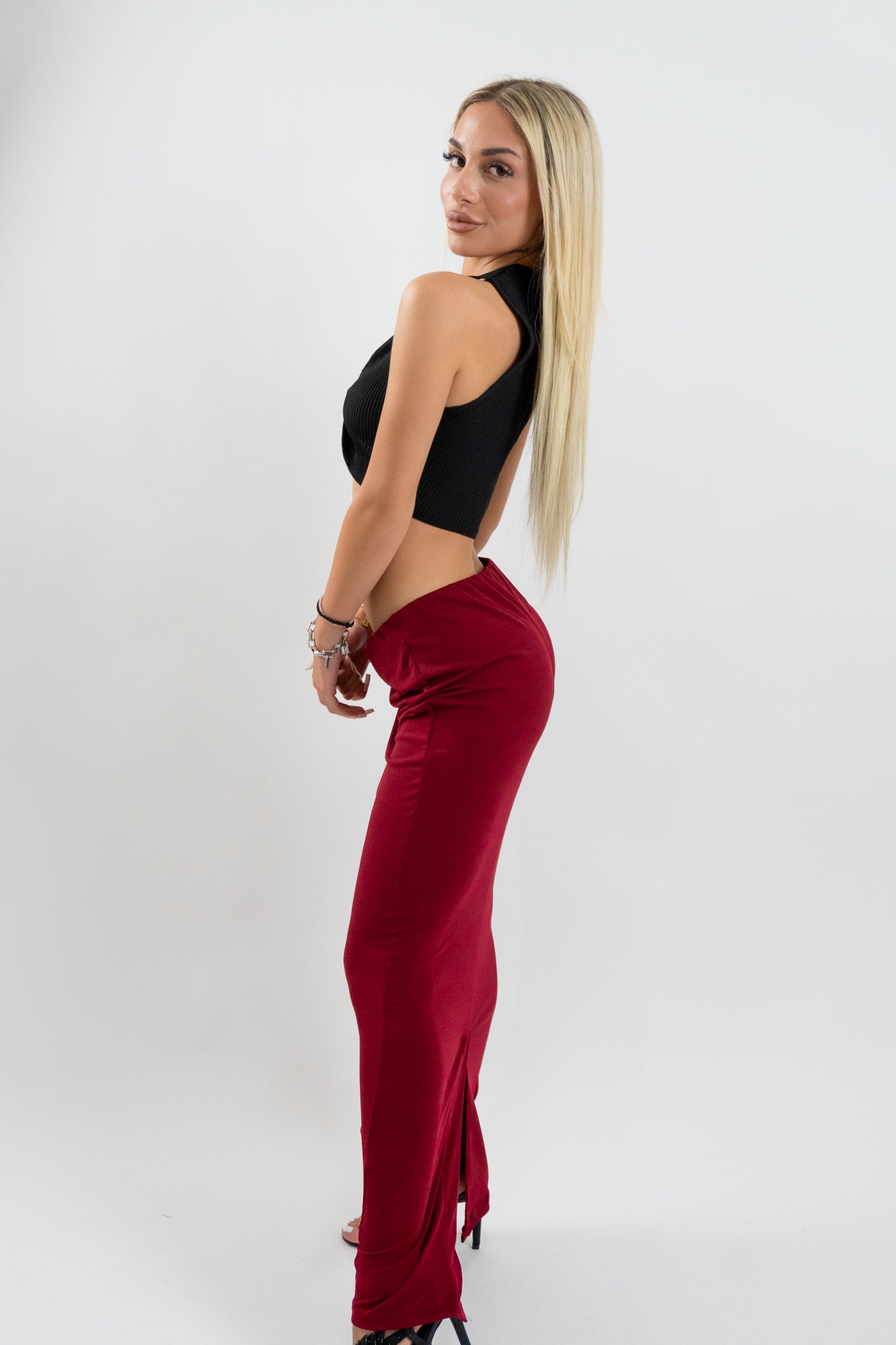 Προφίλ γυναικείου crop top σε μαύρο χρώμα με δροσερό rib ύφασμα. Το Abyss Black ολοκληρώνει κάθε δυναμικό summer outfit.