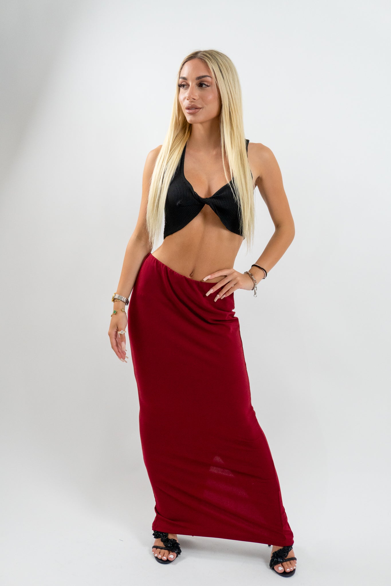 Μαύρο crop top με στριφτό κόψιμο στο στήθος και πλαϊνά ανοίγματα. Το Abyss Black είναι ιδανικό για νυχτερινές εξόδους και καλοκαιρινά πάρτι με τολμηρό και εντυπωσιακό στυλ. (Refined Clothing)