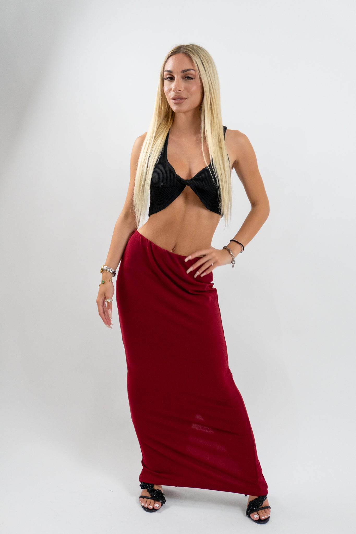 Το Abyss Black crop top με ενισχυμένους ώμους και μαύρο rib ύφασμα. Μια ιδανική επιλογή για fashion-forward βραδινές εμφανίσεις και summer looks με δυναμισμό.