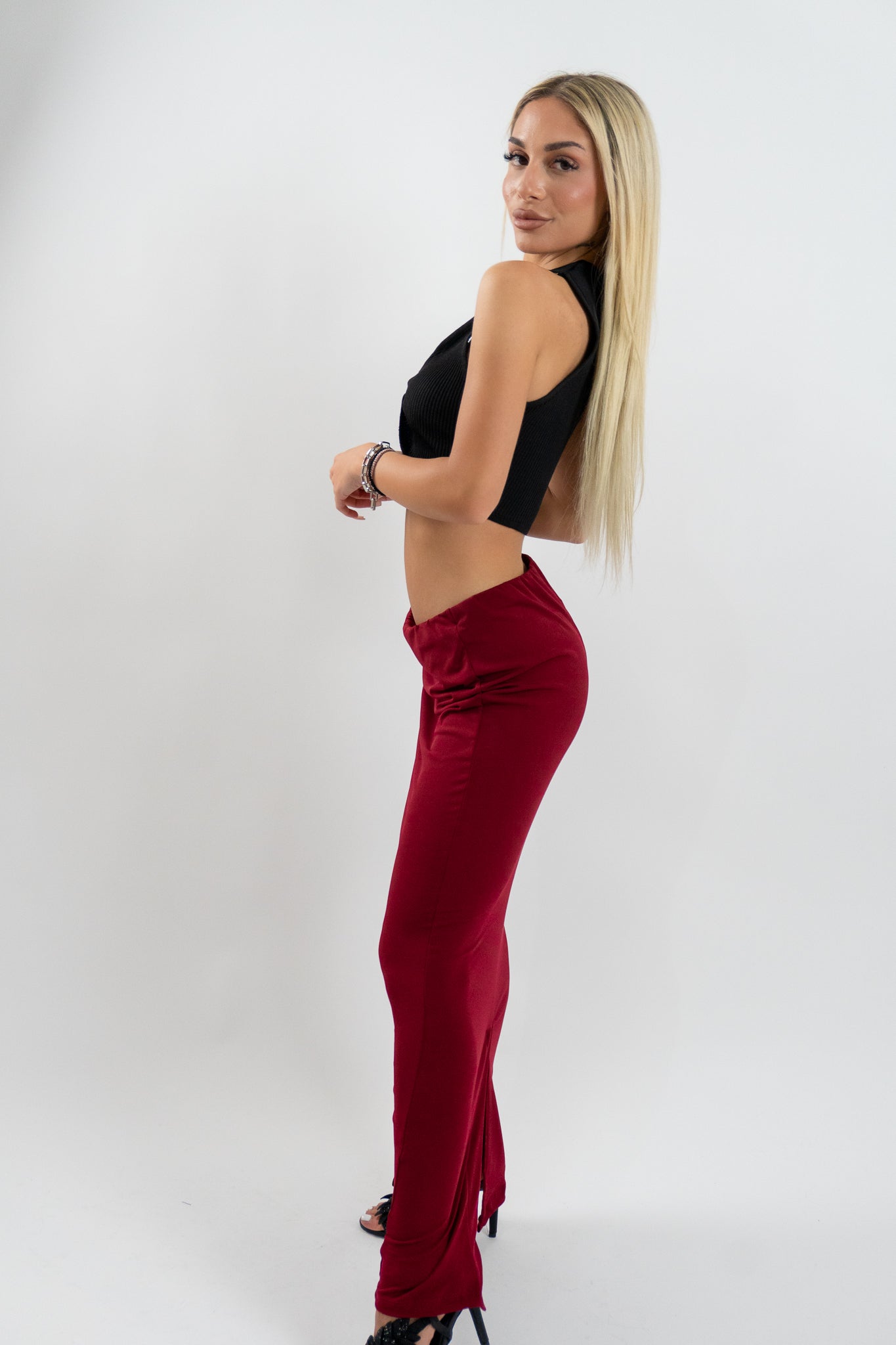 Το crop top Abyss Black διαθέτει sexy κοψίματα και λεπτές ραφές, κατάλληλο για καλοκαιρινές εξόδους και statement εμφανίσεις.