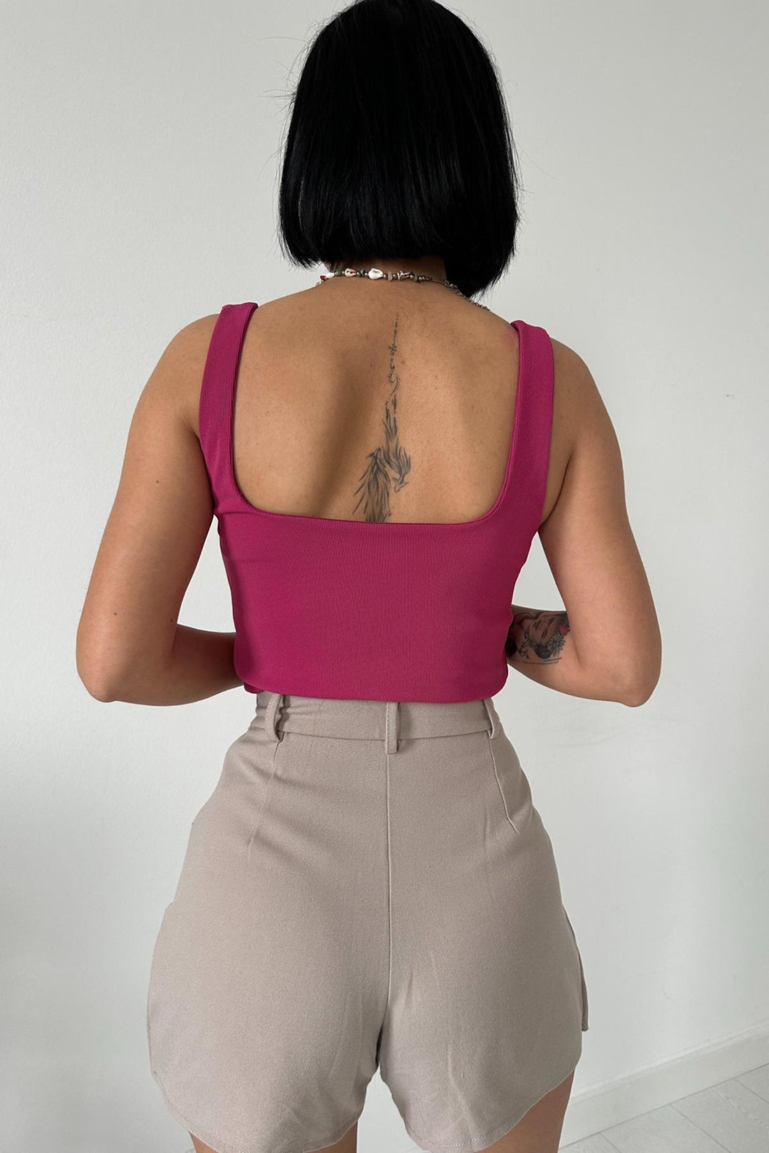 Aralia – Φούξια Τοπ με Καρδιά Ντεκολτέ & Φαρδιές Τιράντες | Refined Clothing