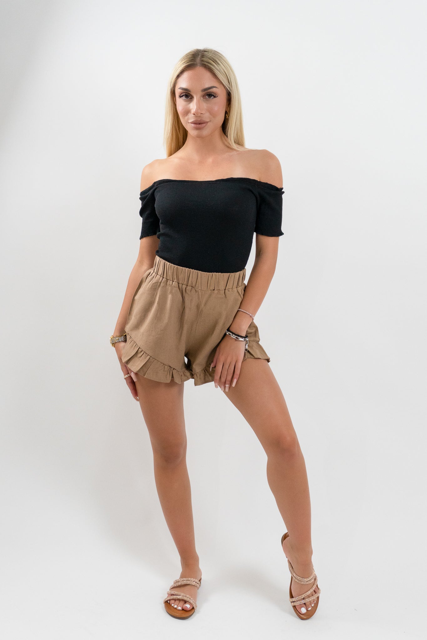 Καφέ λινό σορτς με βολάν σε πόζα από μπροστά — ιδανικό για καλοκαιρινές casual εμφανίσεις με άνεση και στυλ (Refined Clothing)