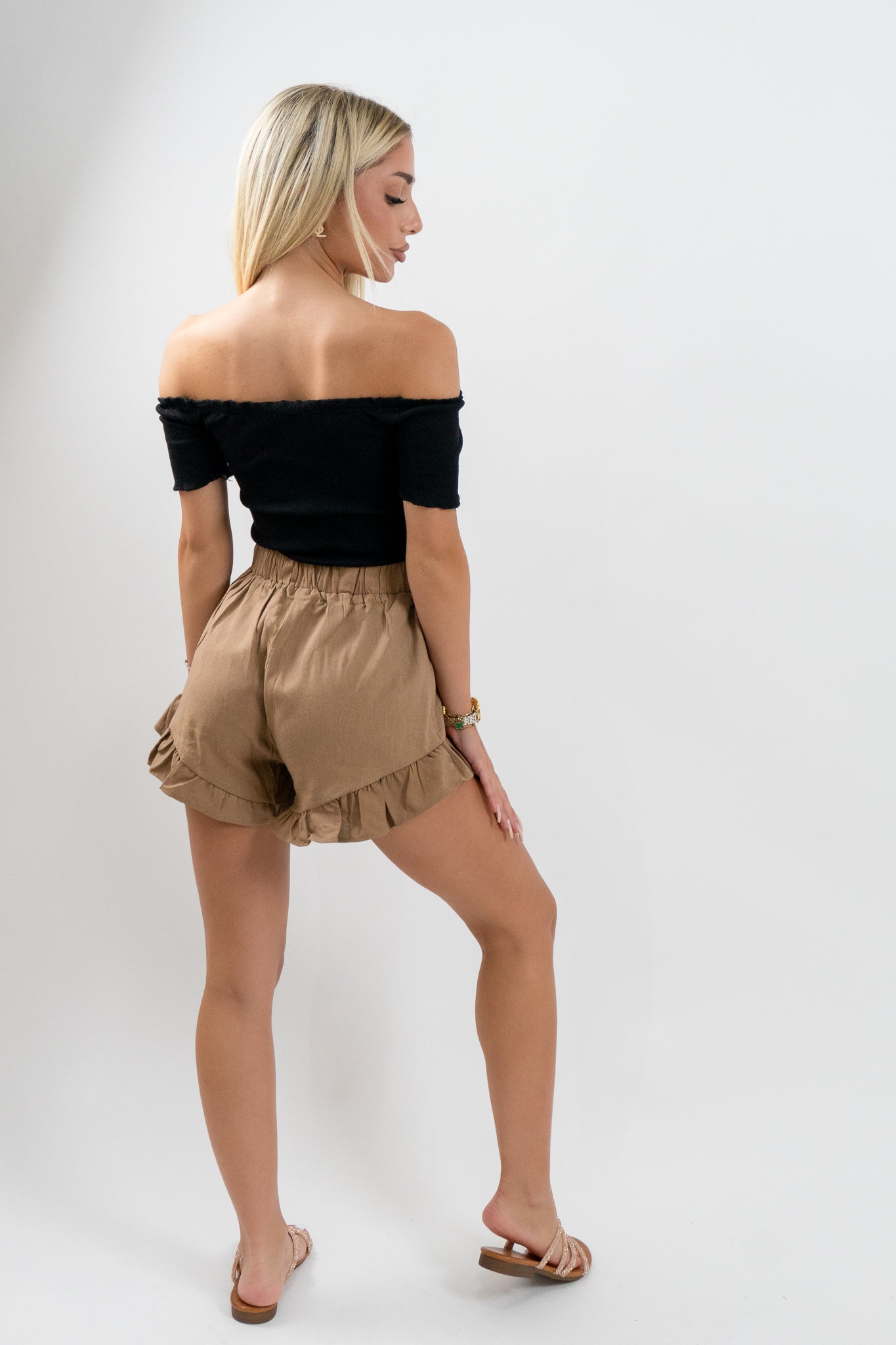 Πίσω όψη του καφέ λινoύ σορτς με βολάν, τονίζοντας τη φαρδιά ελαστική μέση — τέλειο για καθημερινό καλοκαιρινό outfit (Refined Clothing)