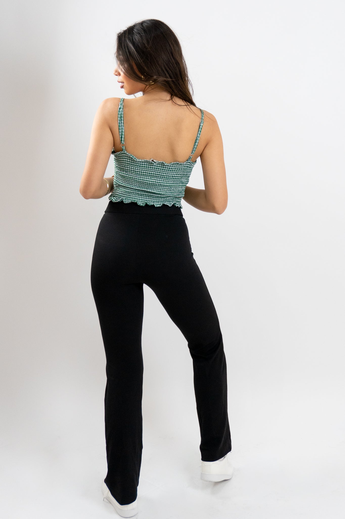 Πίσω όψη του bustier Cyrene με σφηκοφωλιά ύφανση και κυματιστό τελείωμα – μοντέλο σε στάση