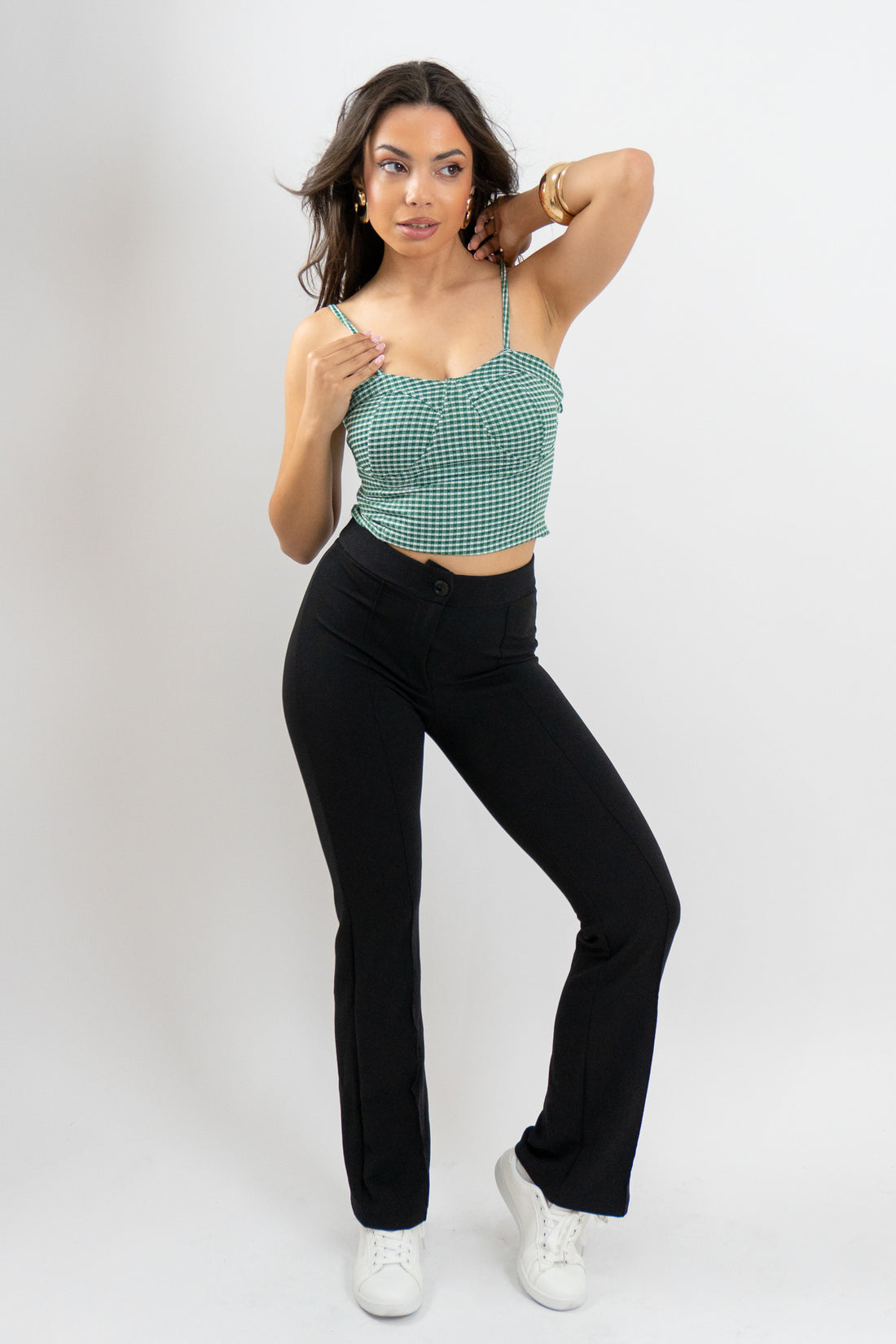 Μοντέλο φοράει το πράσινο καρό bustier Cyrene με λεπτές τιράντες και εφαρμοστή γραμμή – ιδανικό για απογευματινά ποτά ή city looks (Refined Clothing)