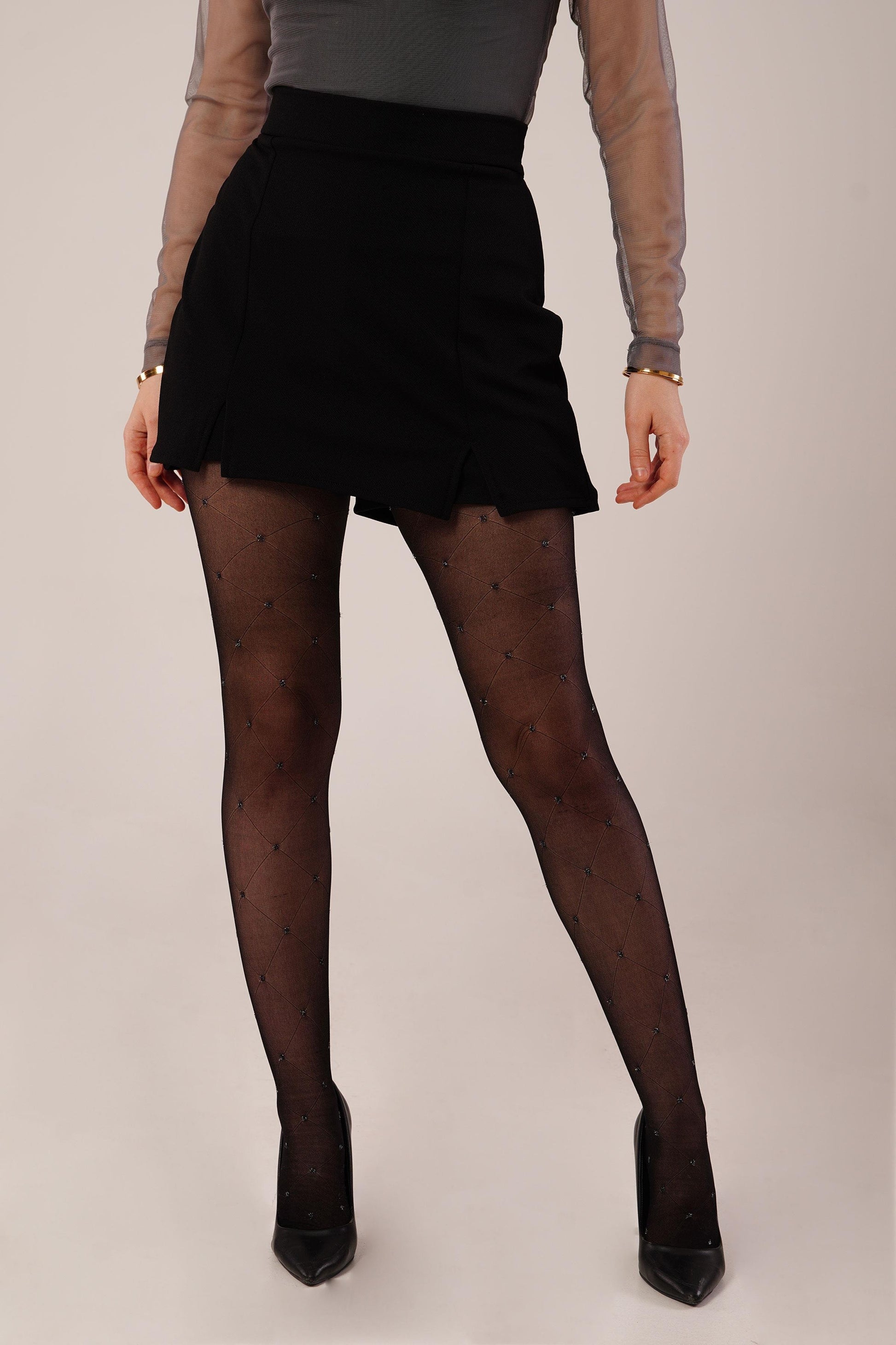 Elegant – Μαύρο Μίνι Σκορτ με Κομψά Ανοίγματα | Refined Clothing