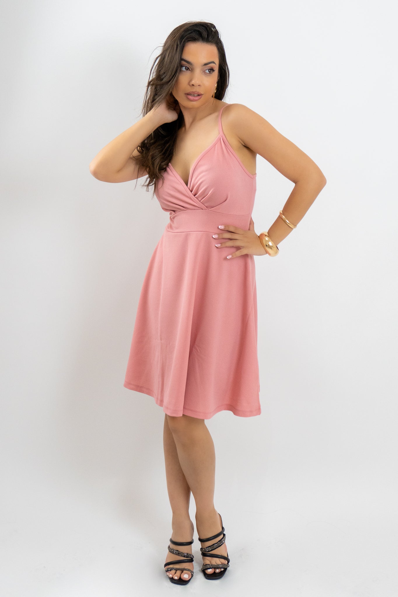 Γυναικείο ροζ μίνι φόρεμα Eranthé σε πόζα με το χέρι στο μαλλί