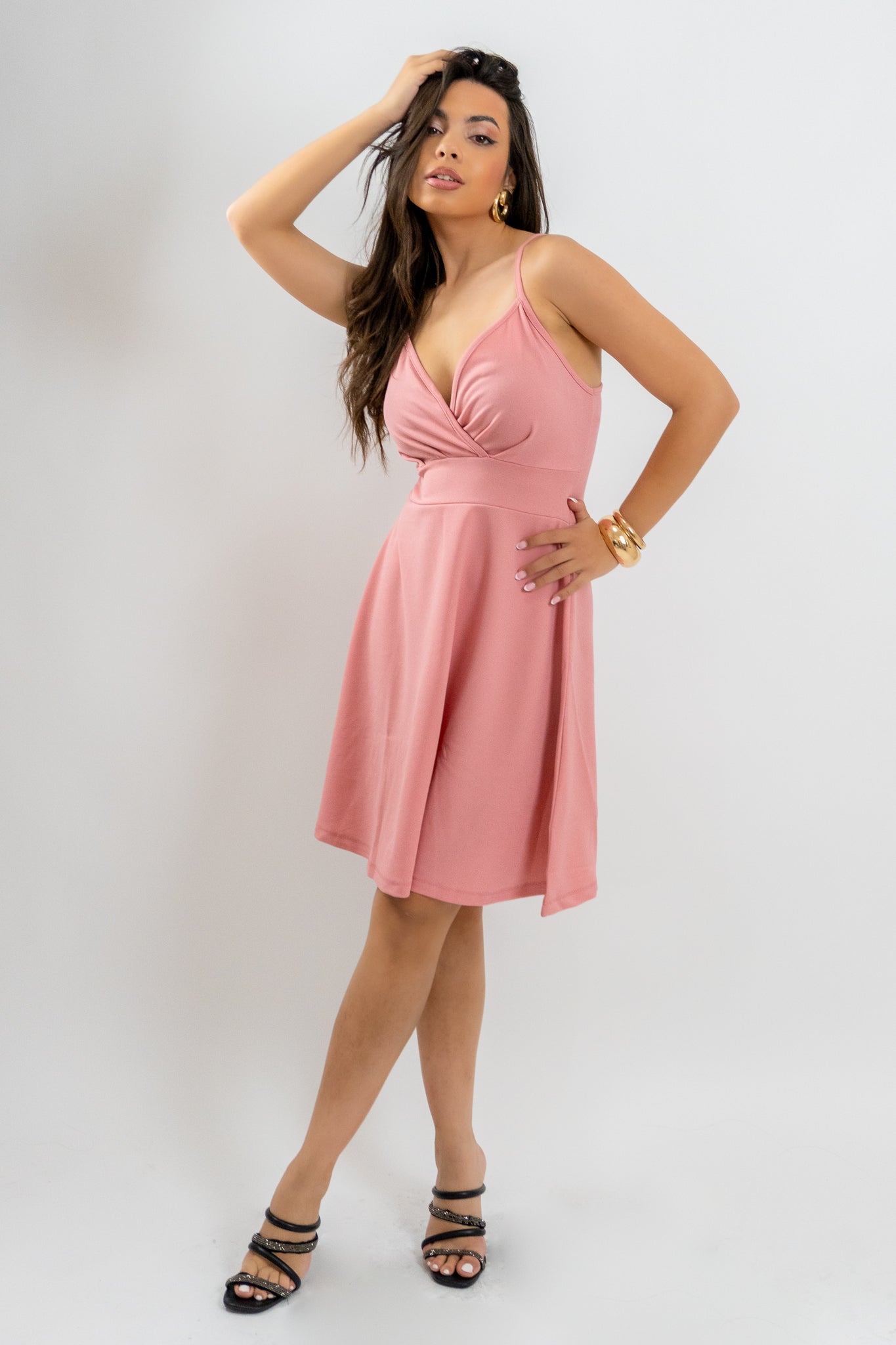 Γυναικείο φόρεμα Eranthé με τιράντες και αέρινη φούστα, σε πλαϊνή στάση