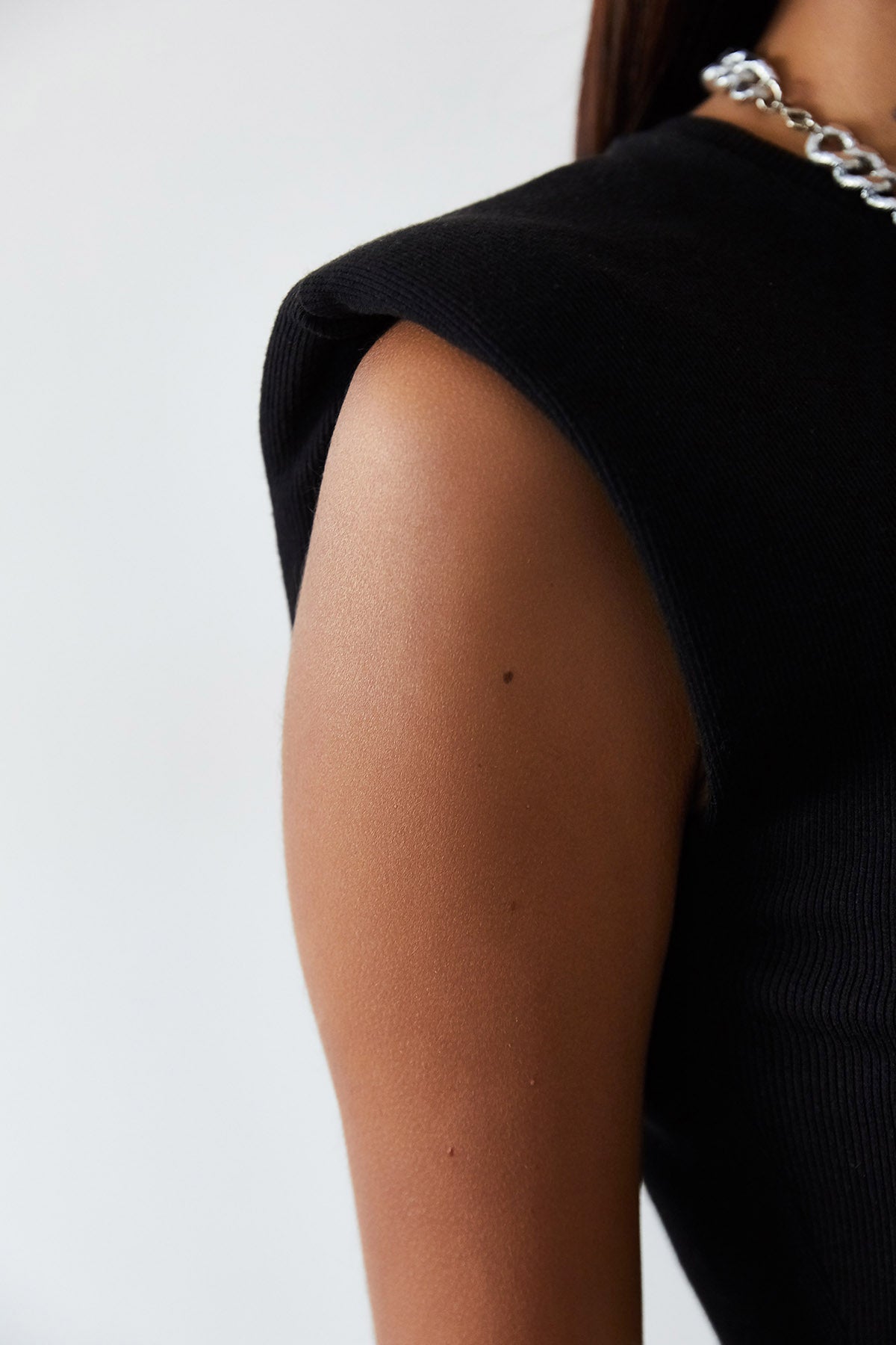 Melanthe – Μαύρο Μίνι Φόρεμα με Cut-Out & Ενισχυμένους Ώμους | Refined Clothing