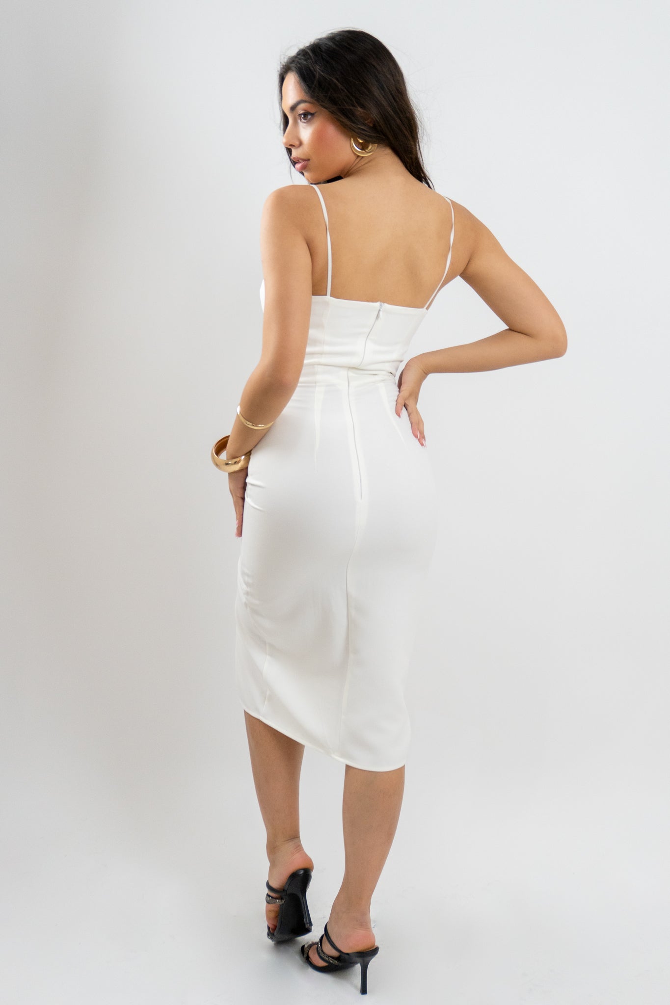 Εφαρμοστό λευκό φόρεμα με ντεκολτέ και κλείσιμο με φερμουάρ πίσω, αναδεικνύει τη μέση και τη σιλουέτα σε κάθε γωνία