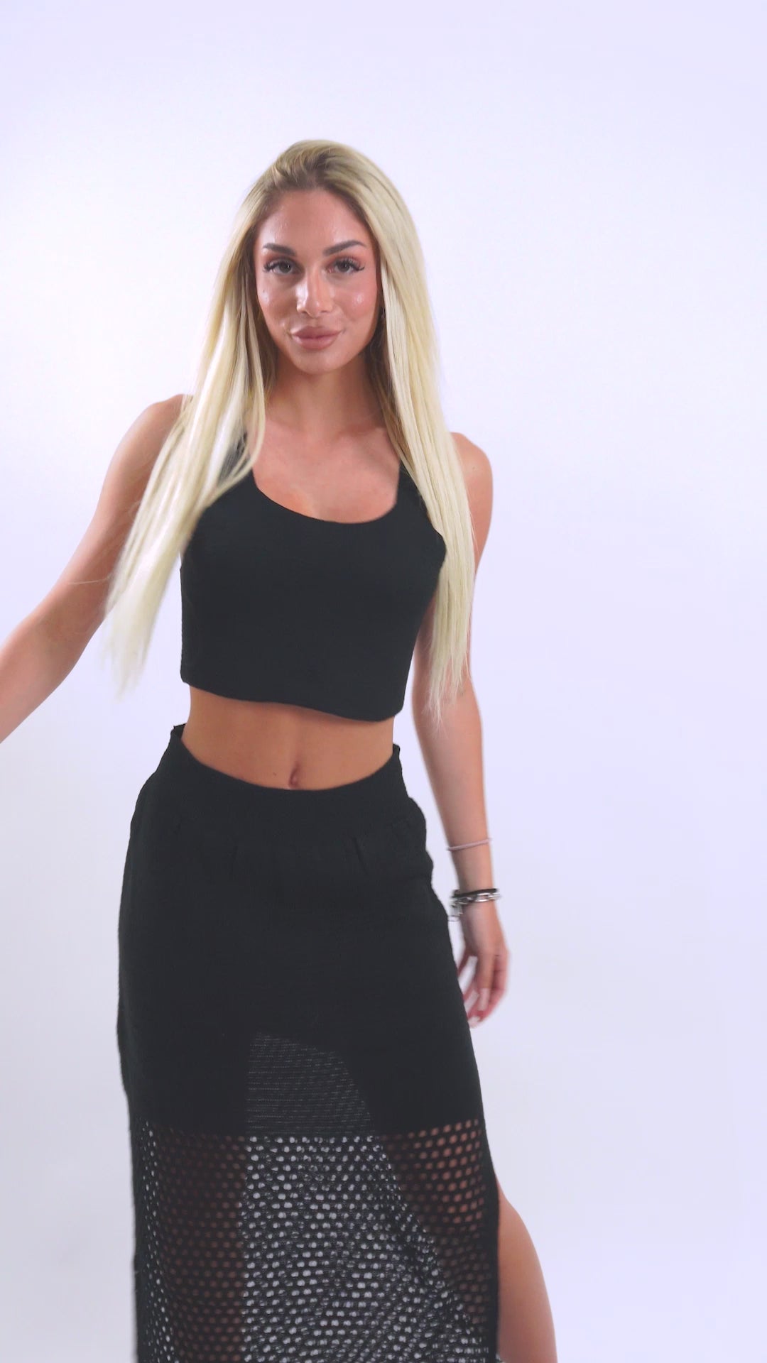 Βίντεο με το Amelia Back Lace – Πλεκτό Σετ από το Refined.gr – Καλοκαιρινό σετ με πλεκτό crop top που δένει στην πλάτη και εντυπωσιακή μάξι φούστα, που αγκαλιάζουν το σώμα με άνεση και στυλ. Ιδανικό για νησιώτικες εξορμήσεις, βόλτες στην πόλη και καλοκαιρινά gatherings. Δείτε το σε φυσική κίνηση και ανακαλύψτε τη μοντέρνα πλέξη και τη θηλυκή εφαρμογή του.