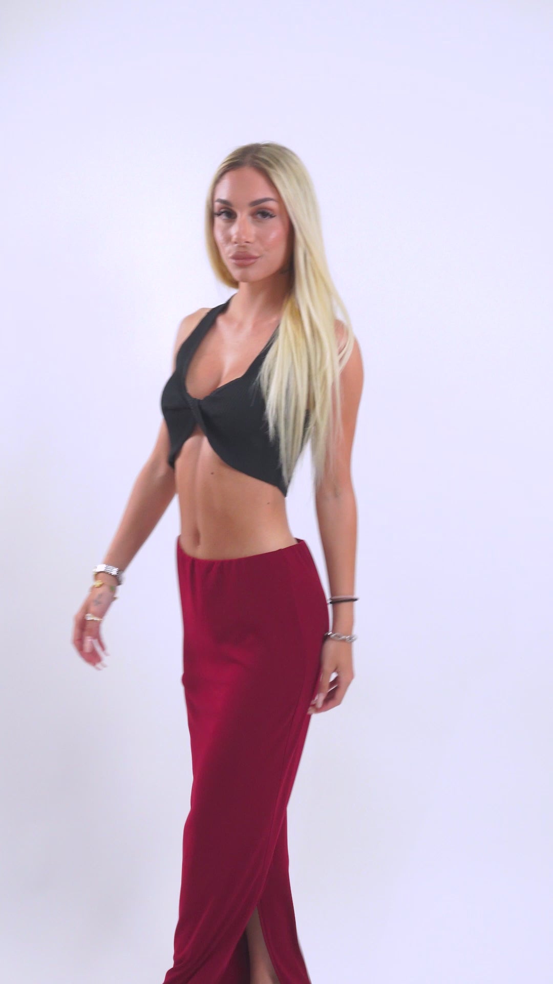Βίντεο με το Abyss Black Crop Top από το Refined.gr – Μαύρο crop top με στριφτό κόψιμο στο στήθος, ενισχυμένους ώμους και πλαϊνό άνοιγμα, που τονίζει το μπούστο και αποπνέει δυναμισμό. Ιδανικό για καλοκαιρινά πάρτι, fashion-forward εμφανίσεις και βραδινές εξόδους με αυτοπεποίθηση. Δείτε το σε κίνηση για να ανακαλύψετε την edgy γραμμή του.