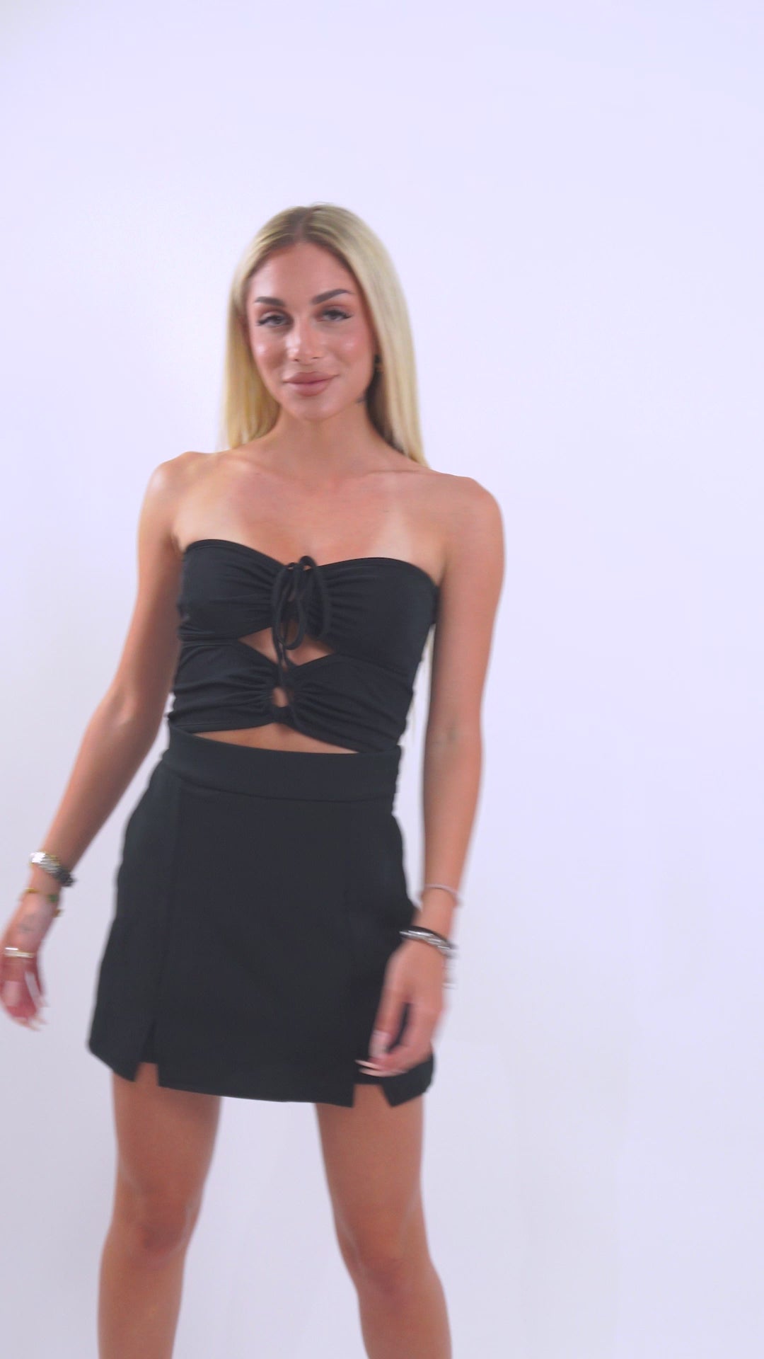 Βίντεο με το Avirelle Cut Out Top Blouse από το Refined.gr – Τοπ με διπλά cut-outs, διακοσμητικά δαχτυλίδια και ρυθμιζόμενα κορδόνια που δένουν στο στήθος ή ως halter neck, αναδεικνύοντας ώμους και πλάτη. Ιδανικό για καλοκαιρινές διακοπές, βραδινές εξόδους και sexy-chic εμφανίσεις. Δείτε το σε κίνηση για να ανακαλύψετε τη μοντέρνα του εφαρμογή.