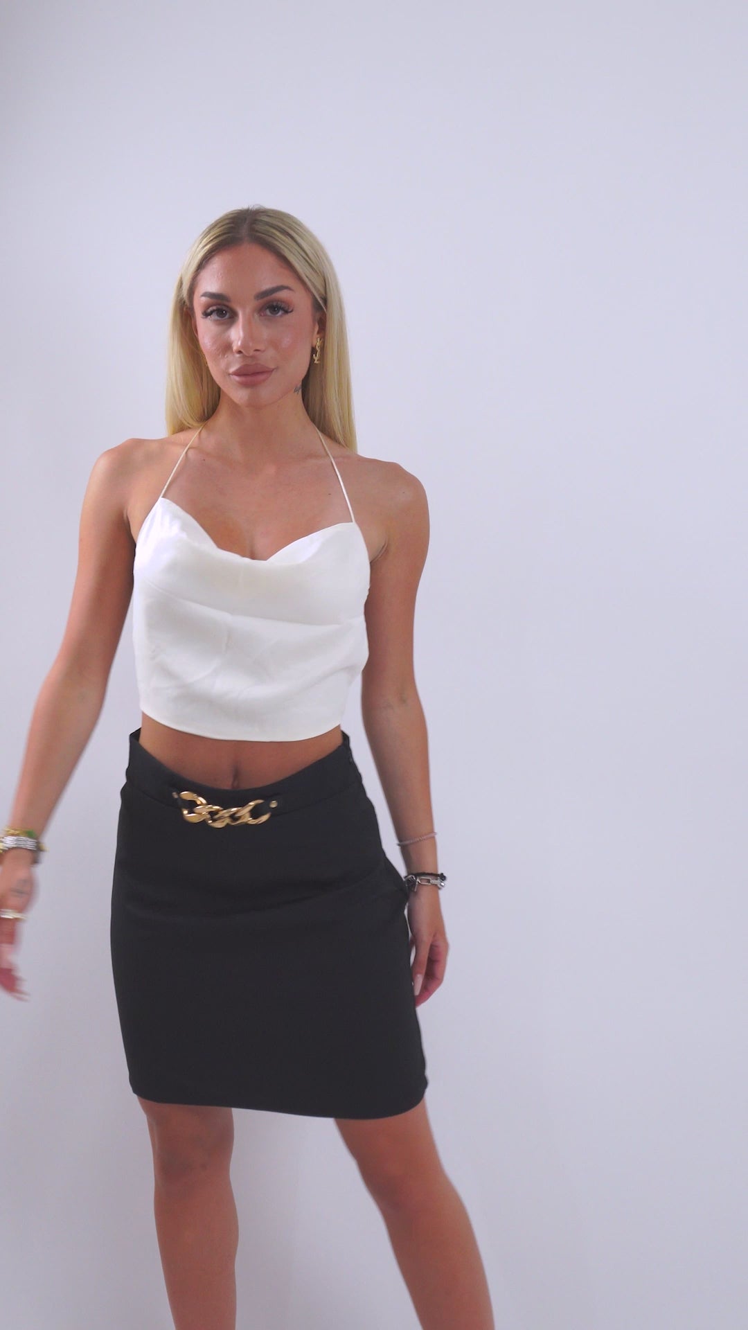 Βίντεο με τη Goldy Mini Skirt από το Refined.gr – Μαύρη μίνι φούστα με statement χρυσή λεπτομέρεια, ιδανική για το γραφείο, απογευματινά ραντεβού και βραδινές εξόδους. Δείτε πώς εφαρμόζει και συνδυάζει κομψότητα με άνεση σε κάθε περίσταση.