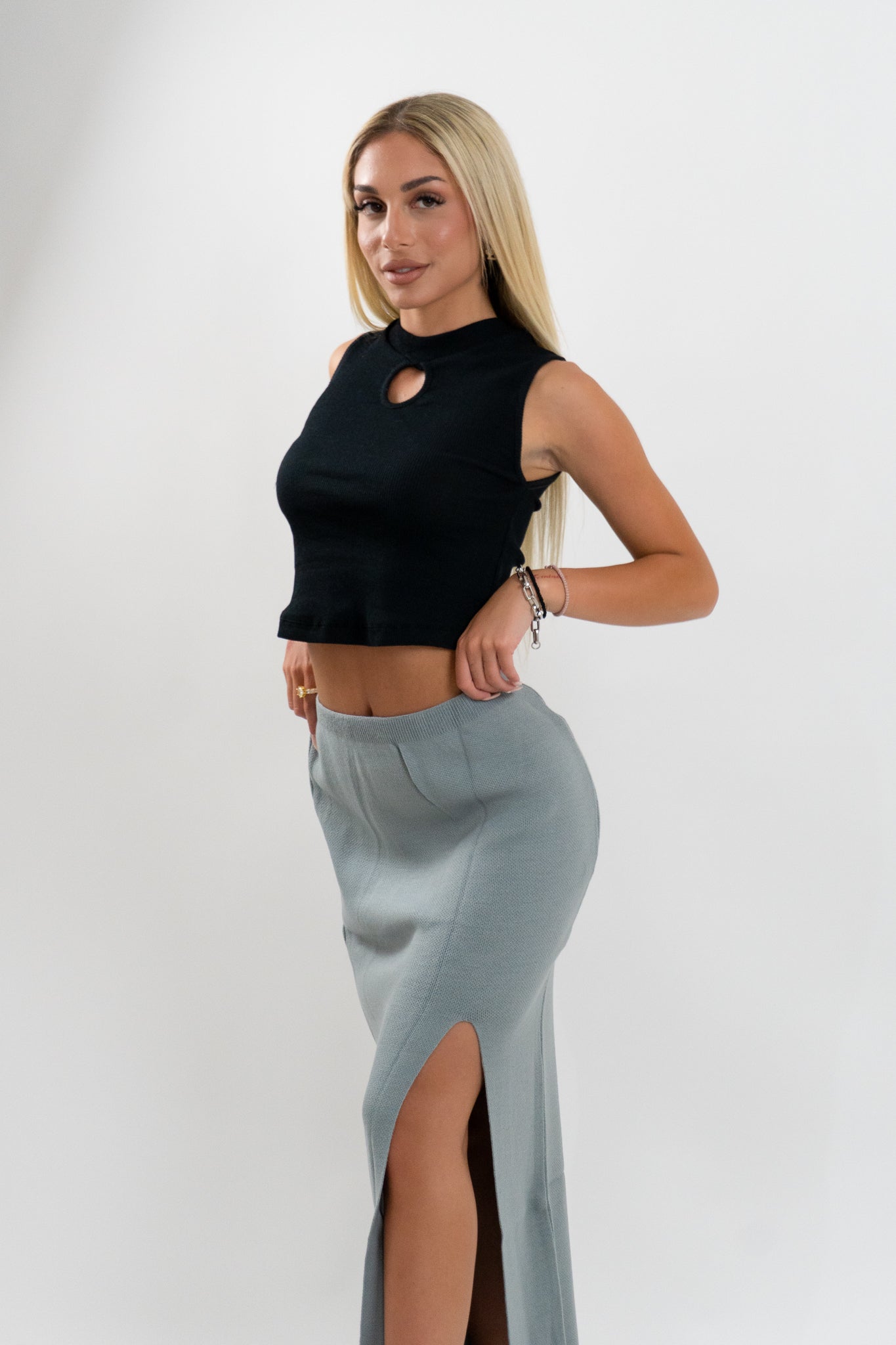 Μοντέρνα casual πλευρική όψη της Rosethia φούστας με σκίσιμο — ιδανική για συνδυασμούς με crop tops και sneakers σε καθημερινές εξόδους.