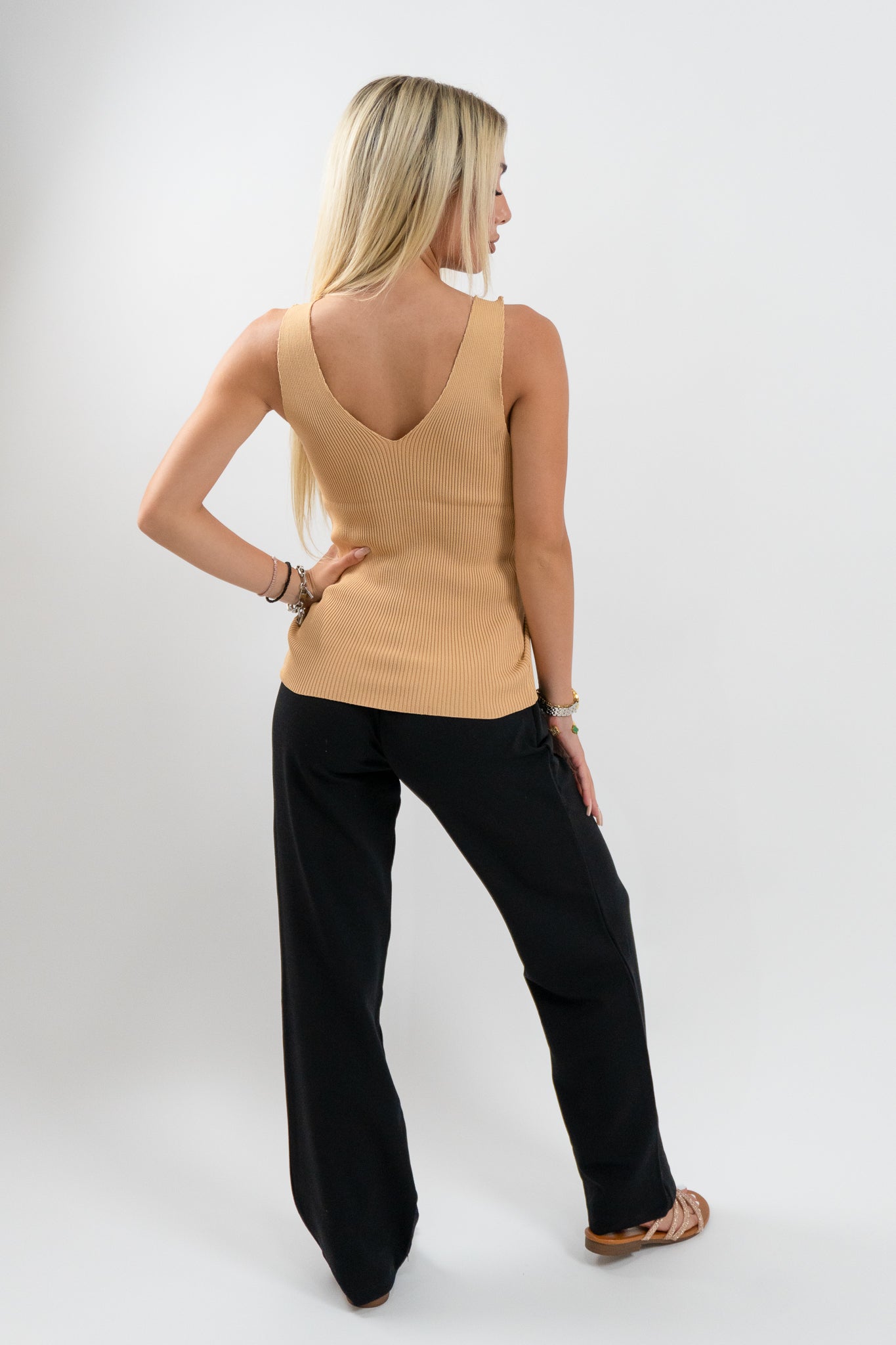 Πίσω όψη από μπεζ ribbed crop top με ανοιχτή πλάτη και φαρδιές τιράντες — ιδανικό για καλοκαιρινές εμφανίσεις με άνεση