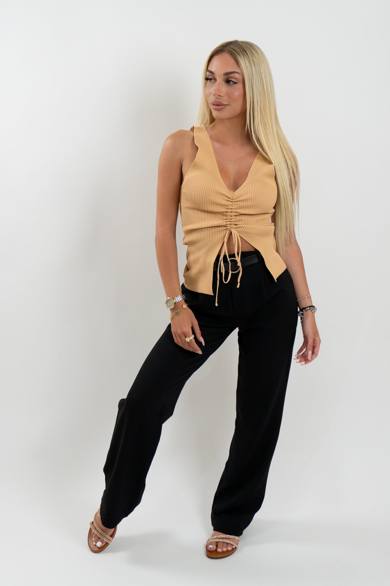 Πλευρική όψη του Sandlight ribbed crop top με έντονο ντεκολτέ και ρυθμιζόμενο δέσιμο — τέλειο για βραδινές εξόδους με στυλ