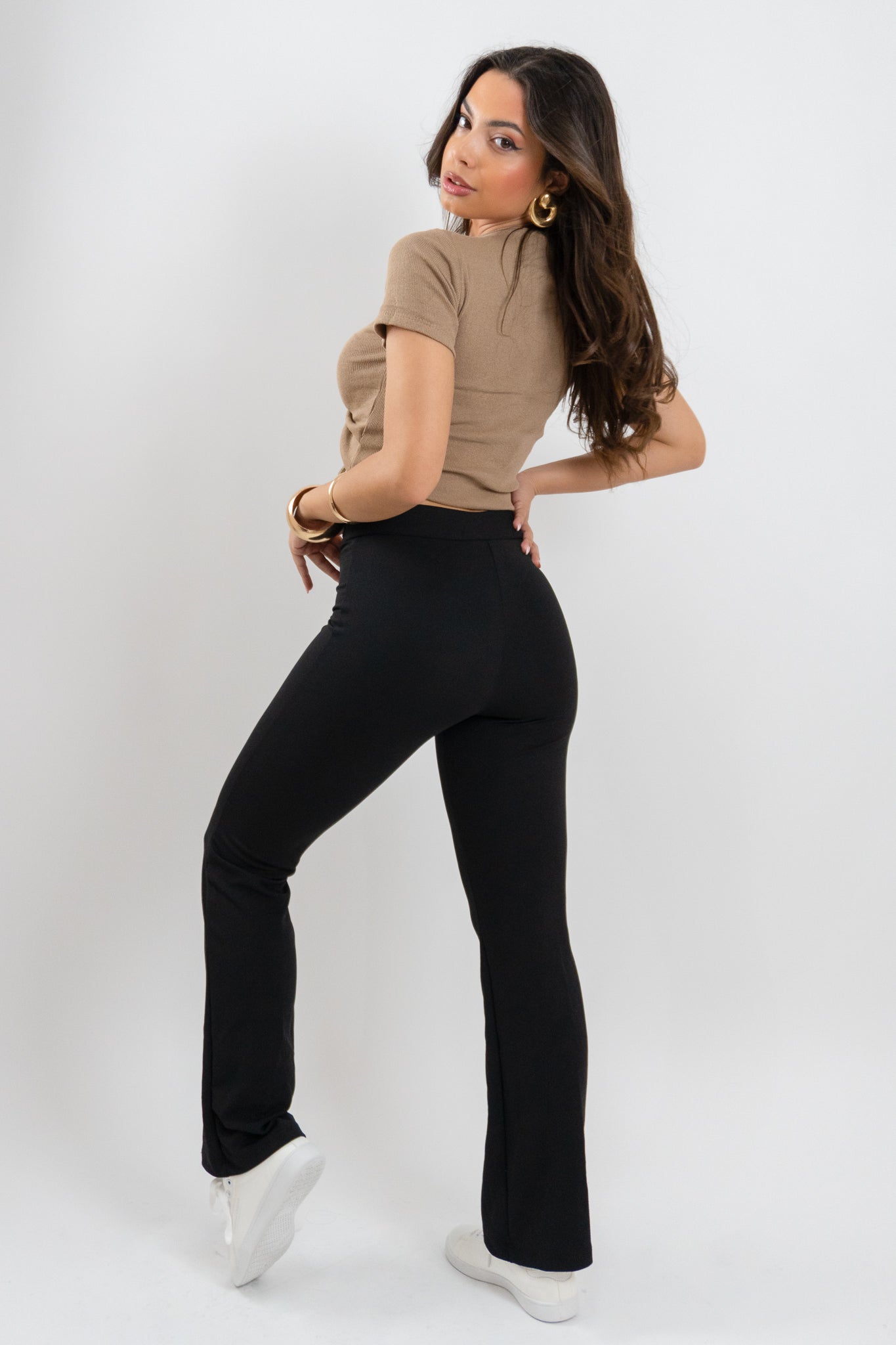 Πίσω όψη της μπλούζας Selora σε rib ύφανση – ιδανική επιλογή για casual κομψότητα και girly αισθητική σε καθημερινό look