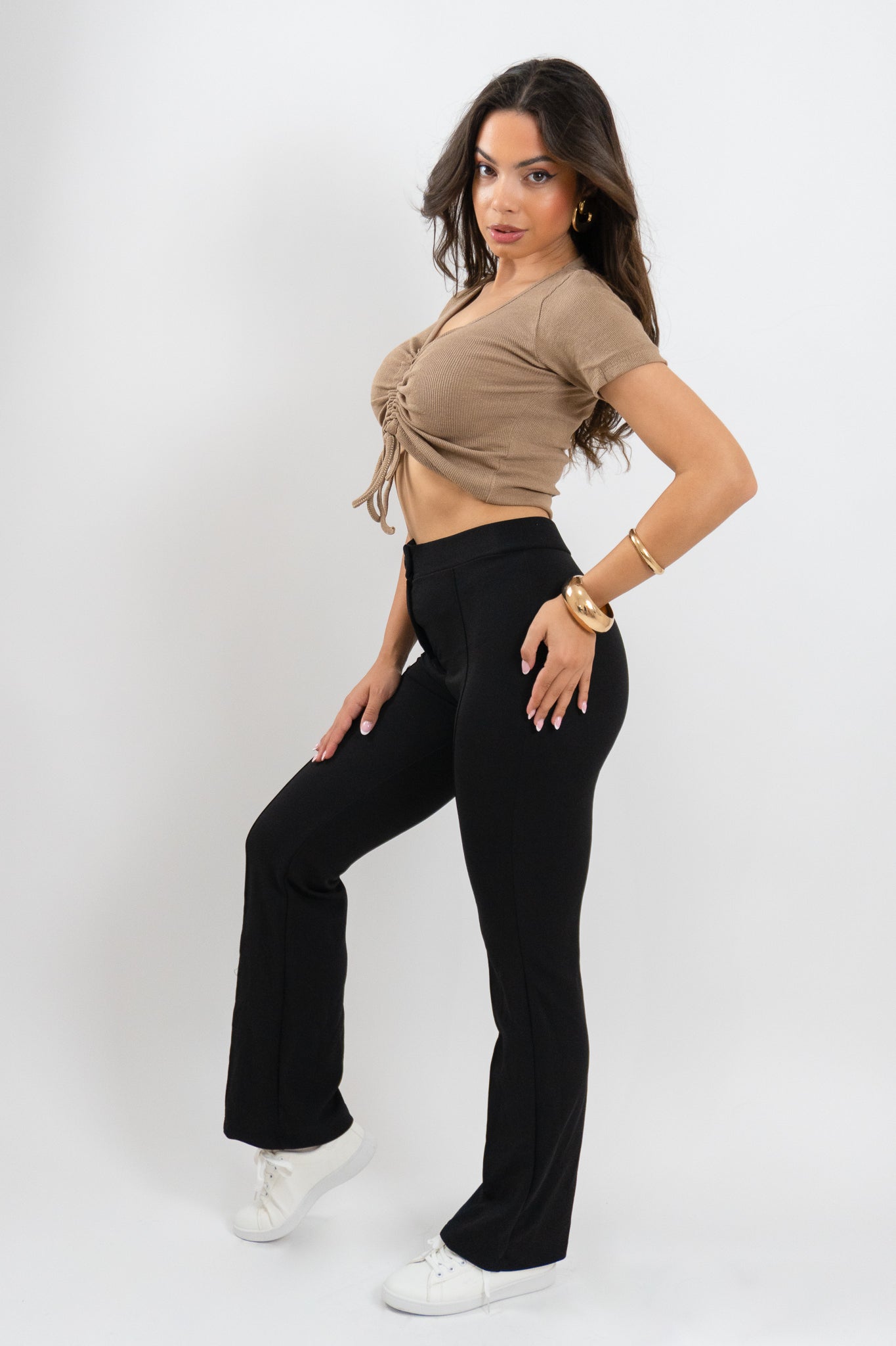 Πλαϊνή όψη της καφέ rib μπλούζας Selora με casual στιλ και εφαρμοστή γραμμή – κατάλληλη για βόλτες ή χαλαρές εξόδους με κομψότητα