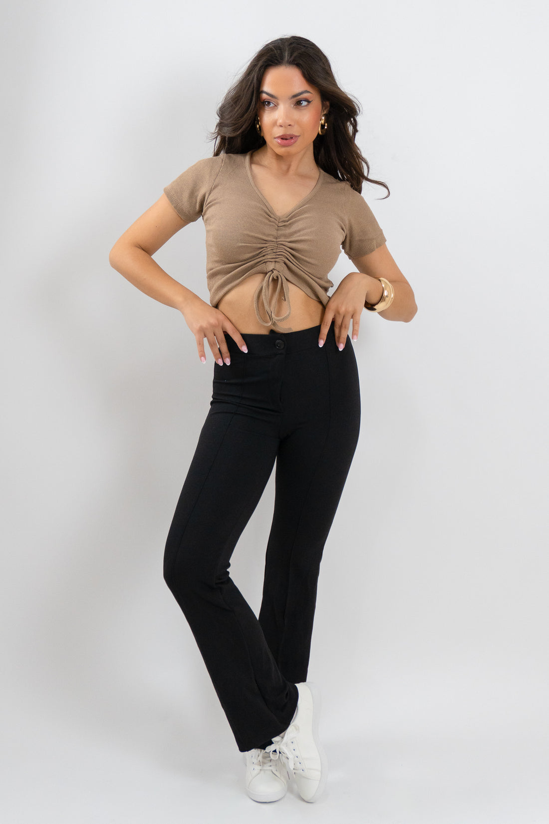 Casual εμφάνιση με τη Selora μπλούζα σε rib ύφανση, κοντό μανίκι και βαθύ ντεκολτέ – ιδανική για καθημερινά looks και άνεση με στυλ