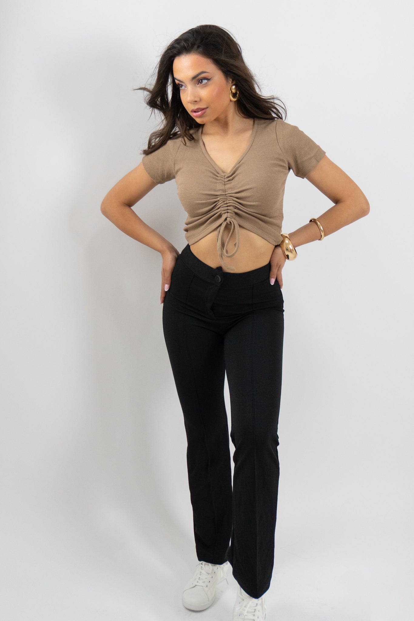 Η Selora rib μπλούζα με κοντό μανίκι και V ντεκολτέ, τέλεια επιλογή για day-to-night outfit με νεανική διάθεση και στυλ