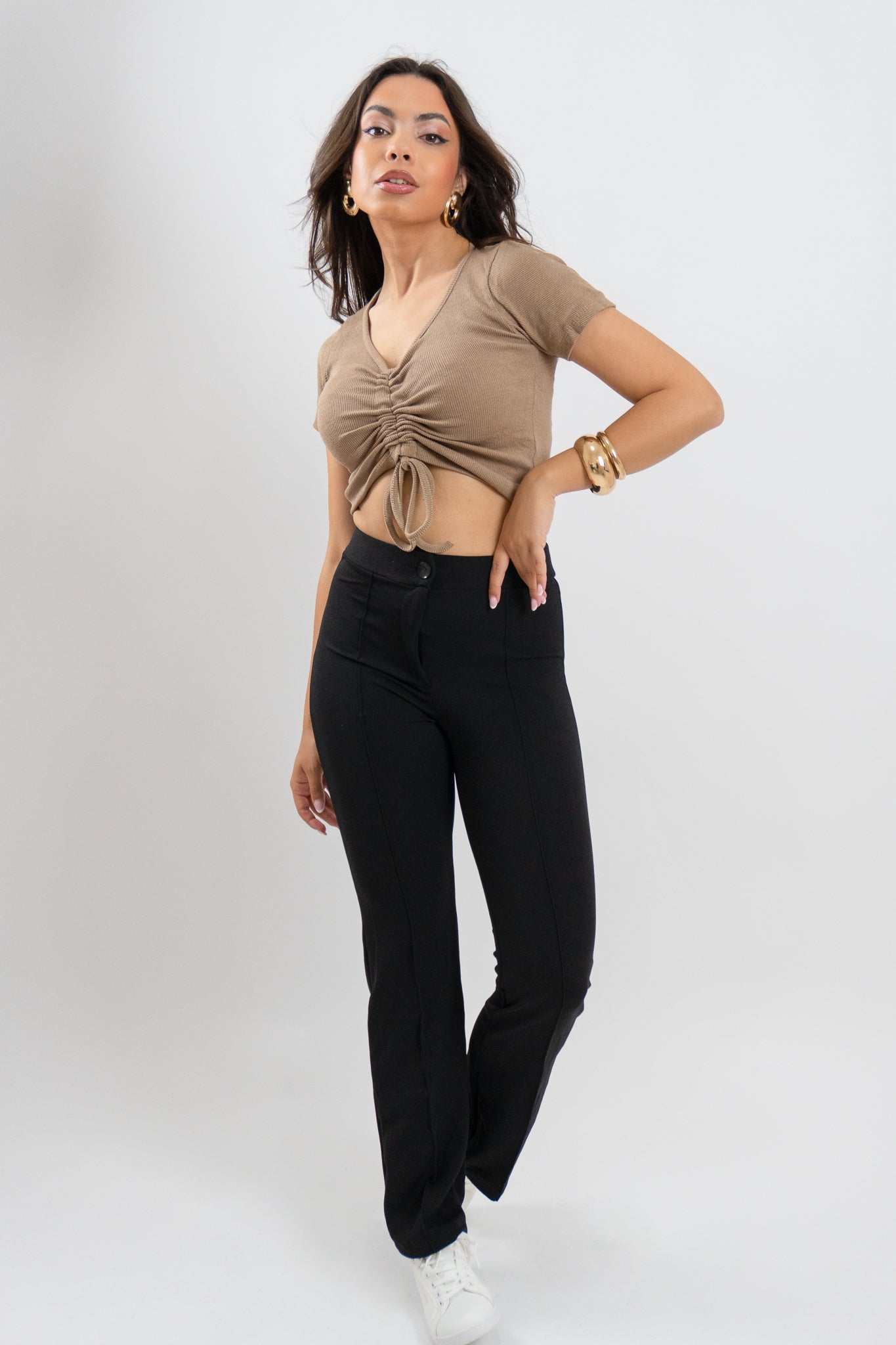 Η μοντέλο φορά τη μπλούζα Selora με V ντεκολτέ και ρυθμιζόμενη σούρα – διαχρονικό basic κομμάτι για μοντέρνα και casual σύνολα