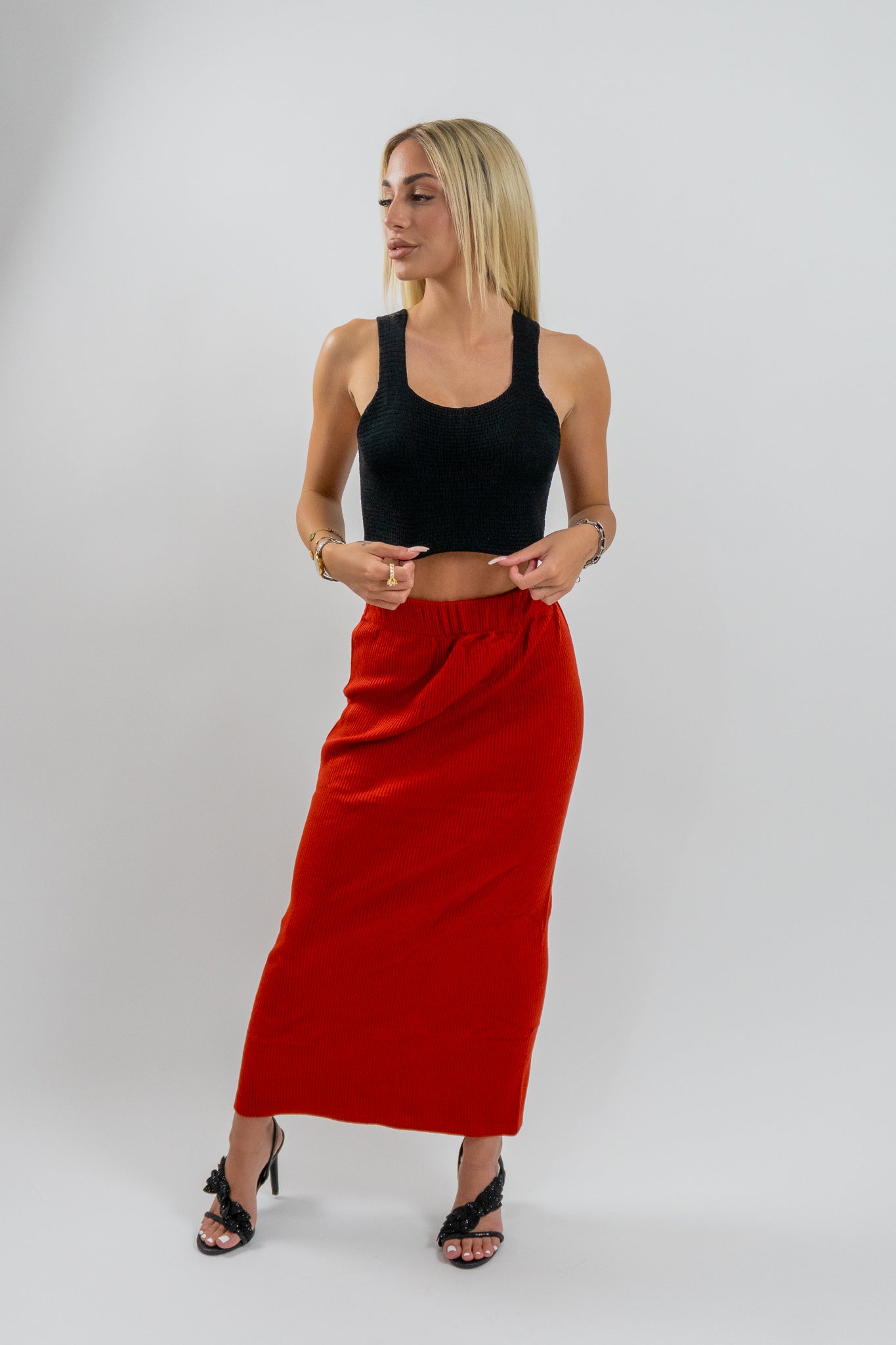 Εμφάνιση με τη φούστα Solenya από μπροστινό πλάγιο πλάνο — τέλεια επιλογή για casual chic outfit σε city strolls ή brunch με φίλες.