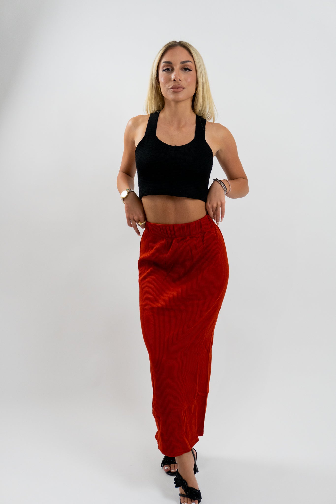 Κομψή κόκκινη μάξι φούστα Solenya με λάστιχο στη μέση και στυλάτη εφαρμογή — τέλεια για καθημερινές αλλά καλοβαλμένες εμφανίσεις στην πόλη.