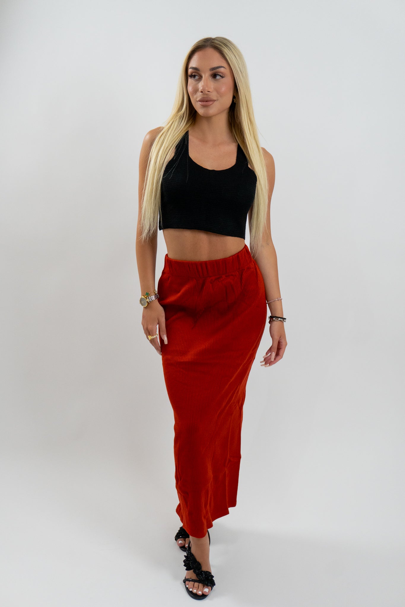 Η Solenya maxi φούστα αγκαλιάζει τη σιλουέτα με διακριτική κομψότητα — ιδανική για μια εμφάνιση στο γραφείο που μπορεί να συνεχίσει και το βράδυ.