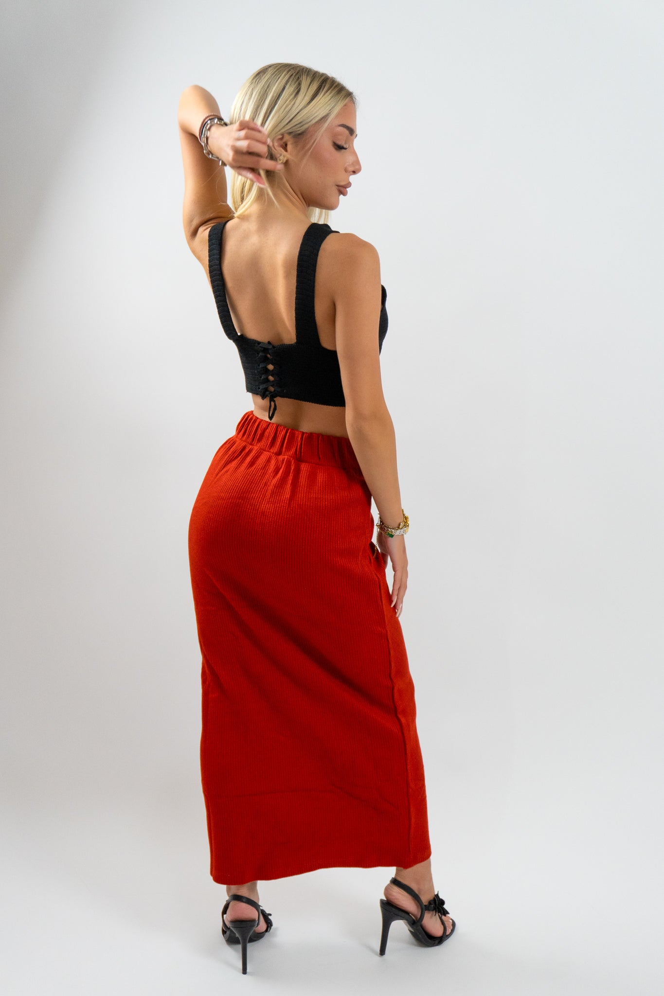 Λεπτομέρεια της ζώνης της φούστας Solenya σε κοντινό πλάνο — το λάστιχο προσφέρει άνεση ενώ παραμένει κομψό για all-day looks.