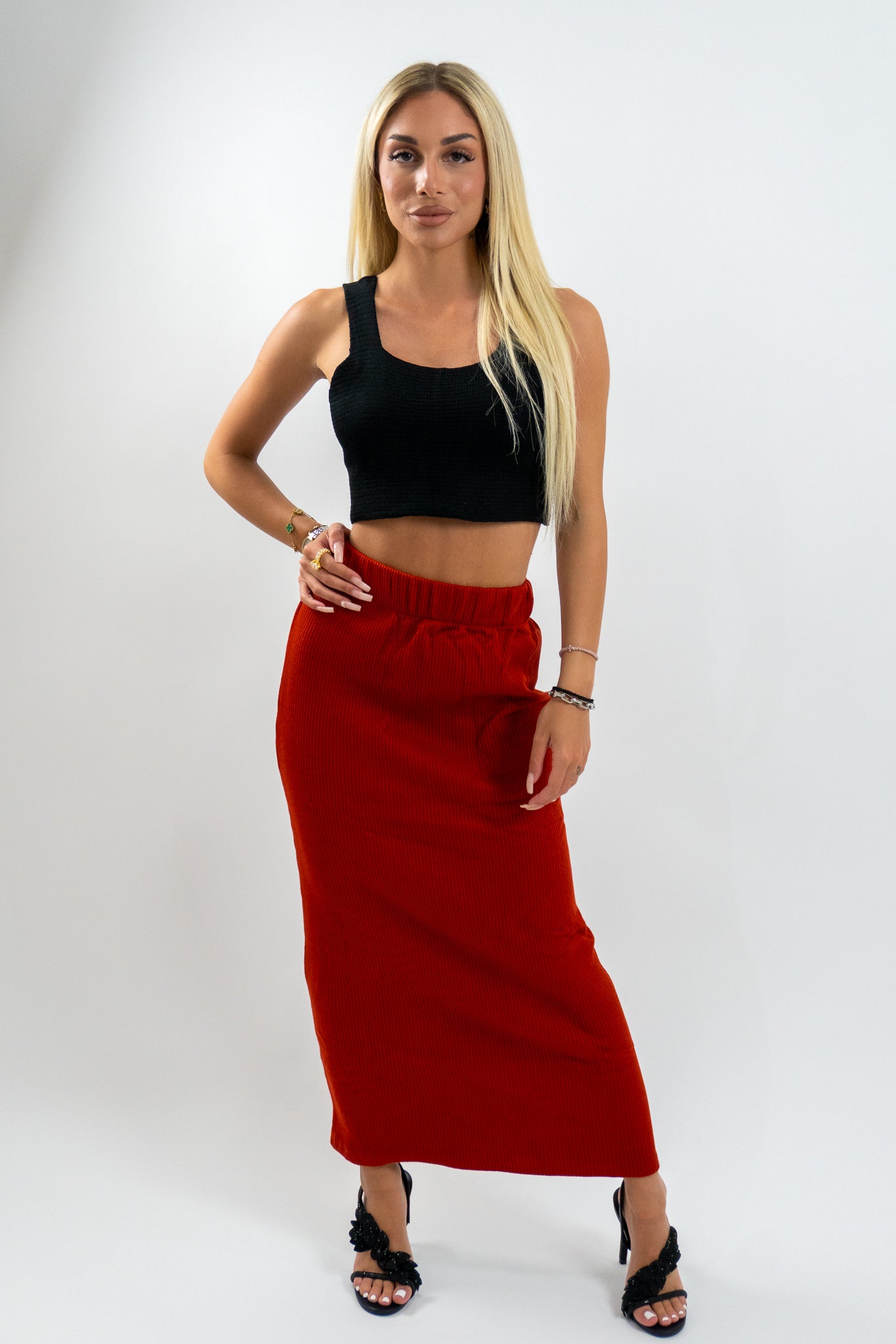 Η Solenya μάξι φούστα σε κόκκινο χρώμα με ψηλόμεση γραμμή και άνετη εφαρμογή. Ιδανική για εμφανίσεις στο γραφείο ή απογευματινούς περιπάτους με στυλ.