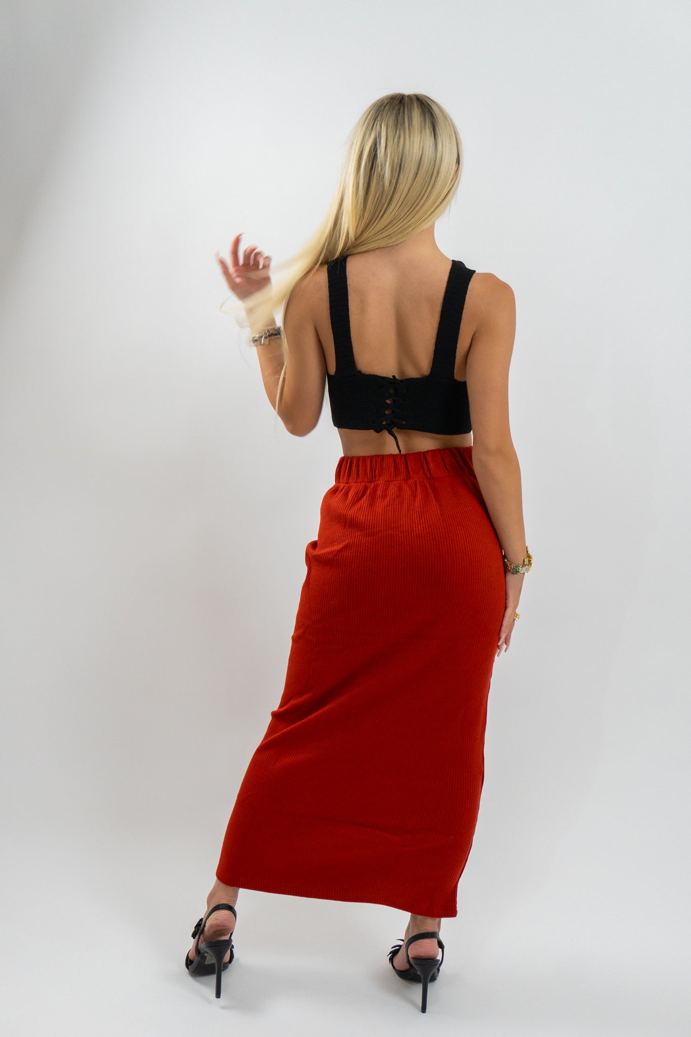 Πίσω πλευρά της κόκκινης μάξι φούστας Solenya, ιδανική για σικάτες καθημερινές εμφανίσεις με θηλυκή αυτοπεποίθηση.