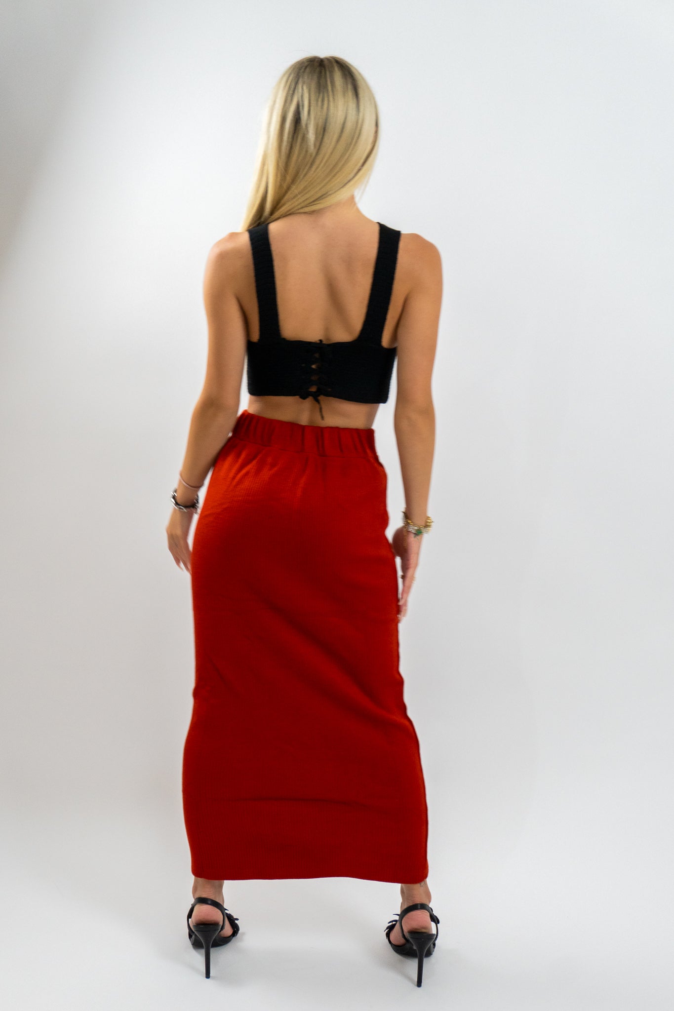 Η Solenya maxi φούστα σε κόκκινο ύφασμα με διακριτική υφή, για εμφανίσεις που ξεχωρίζουν χωρίς υπερβολή, από το πρωί μέχρι το βράδυ.