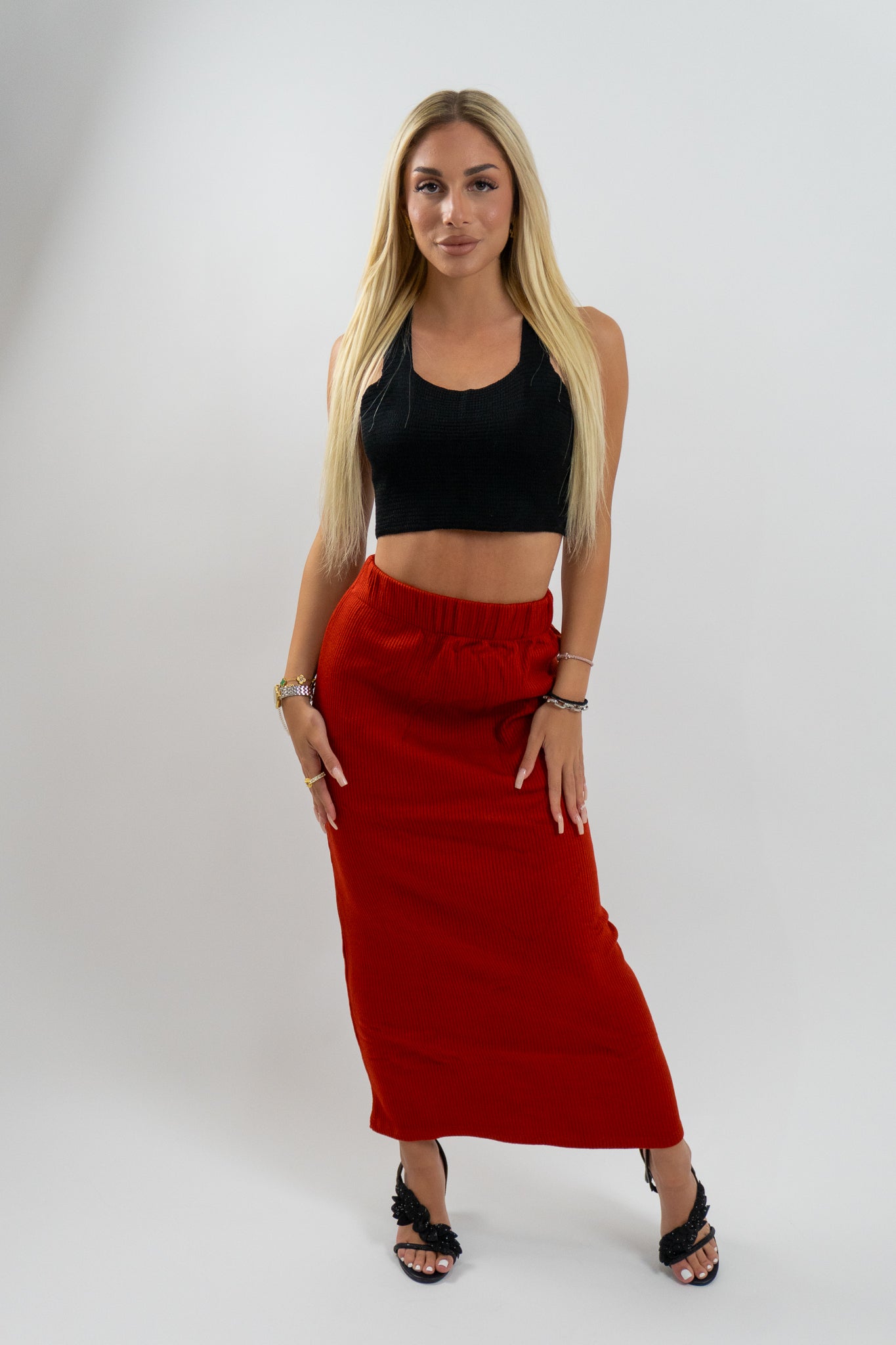 Η μάξι φούστα Solenya σε πλάνο full front, ιδανική για να συνδυαστεί με crop tops για απογευματινά ραντεβού και urban looks.