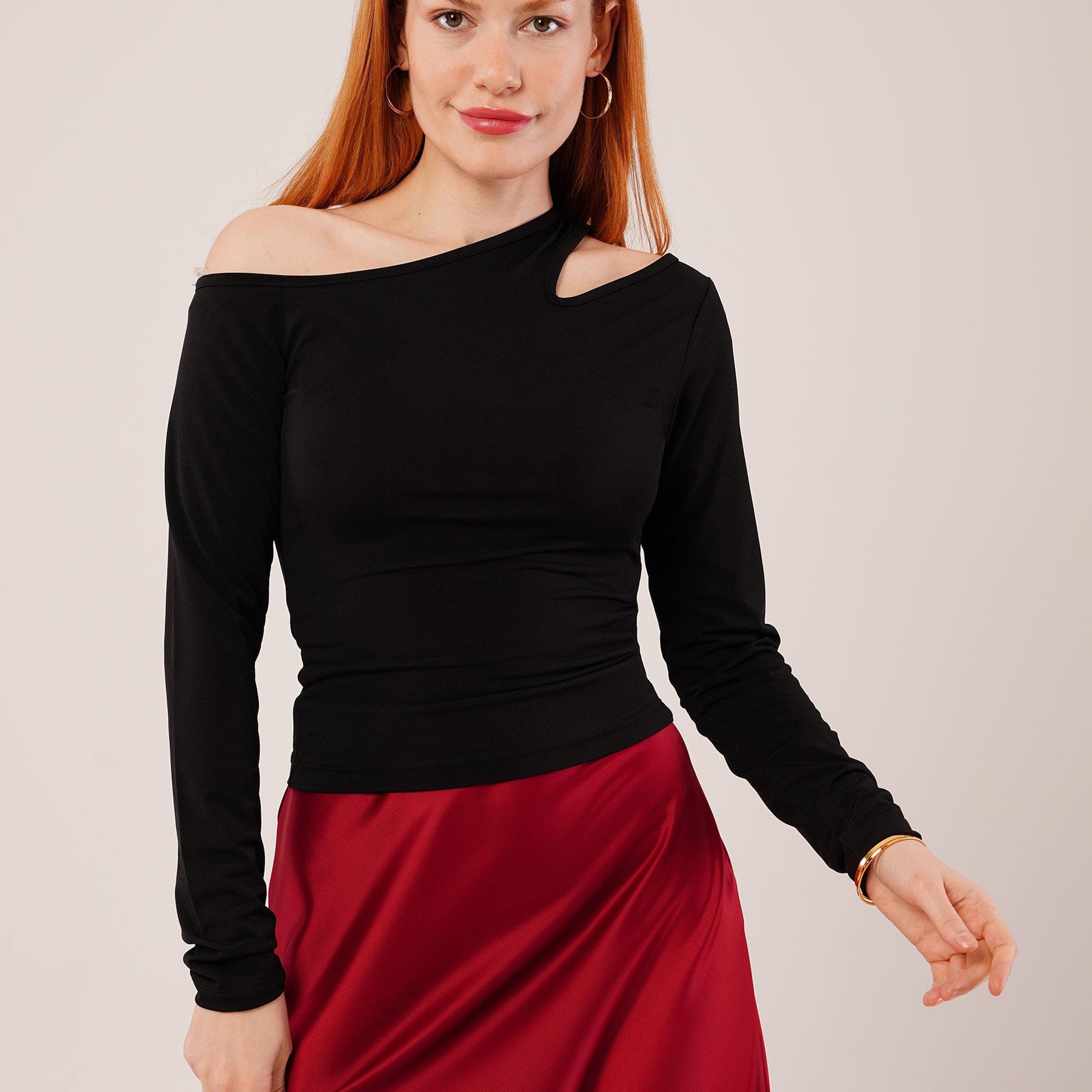 Aurelia – Μαύρη Μπλούζα με Cut-out Ώμο