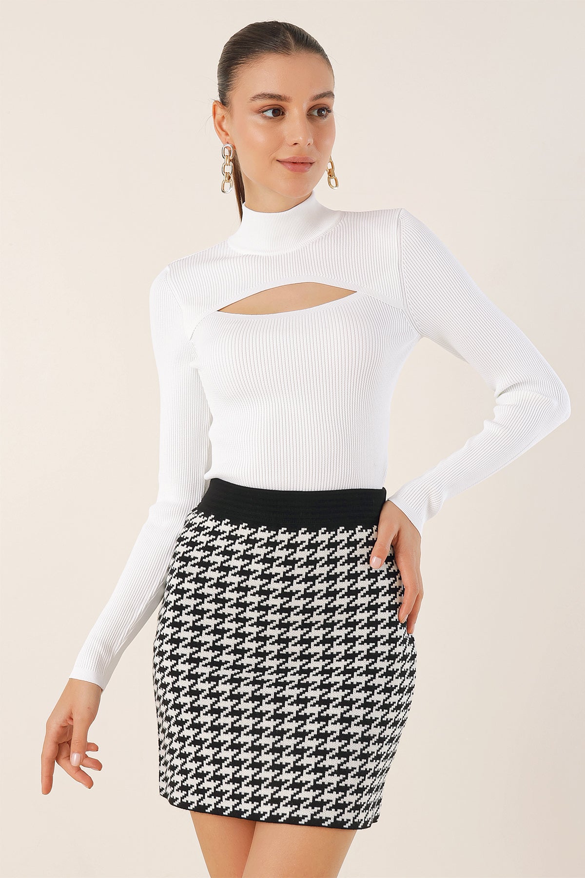 Ceyra – Λευκή Μπλούζα με Ψηλό Λαιμό & Cut-Out