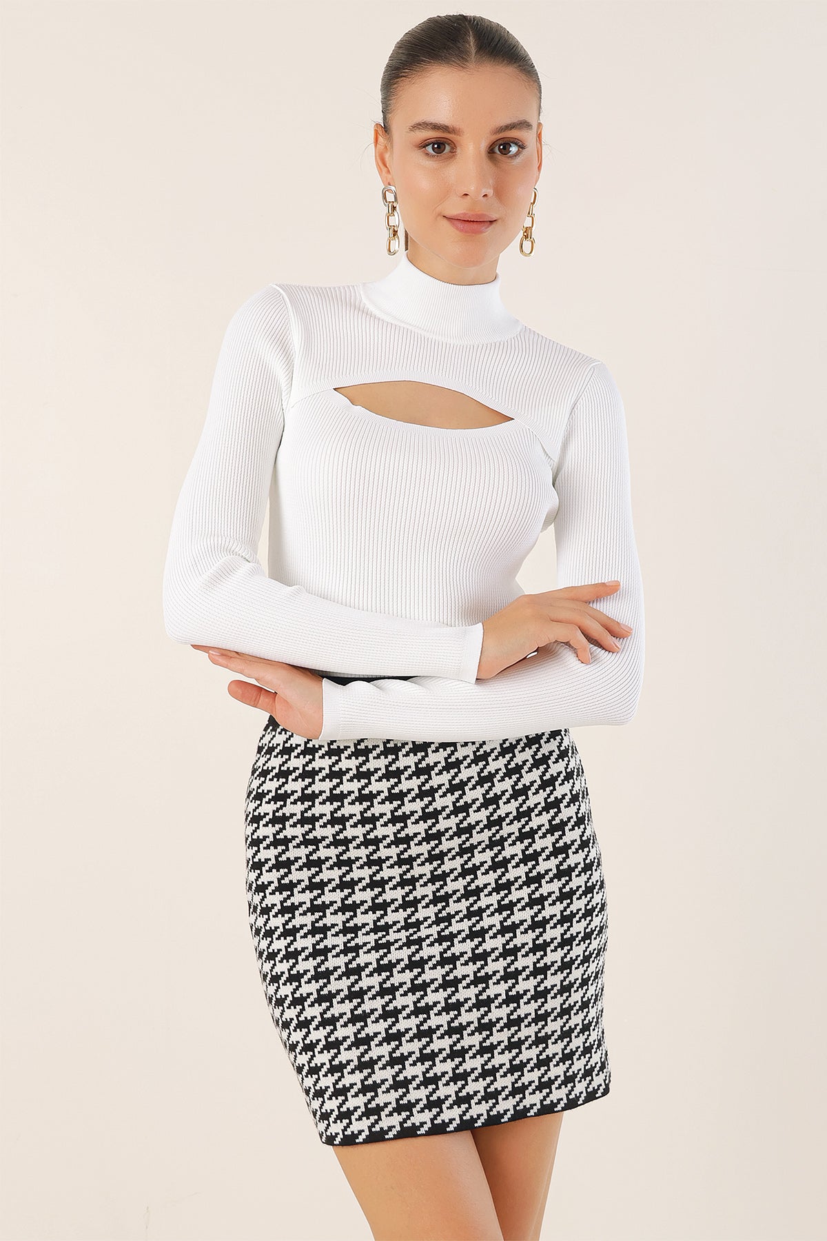 Ceyra – Λευκή Μπλούζα με Ψηλό Λαιμό & Cut-Out