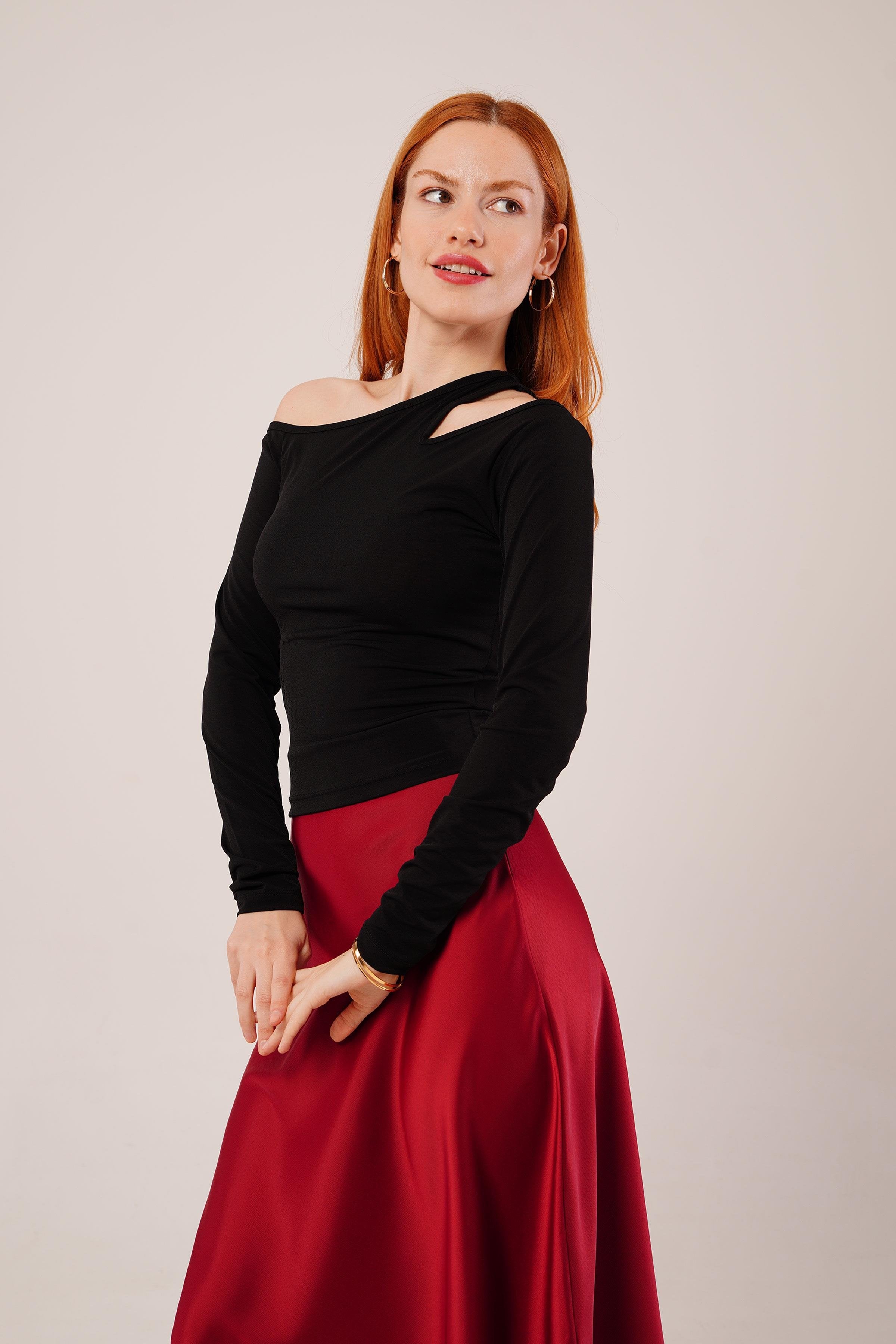 Aurelia – Μαύρη Μπλούζα με Cut-out Ώμο