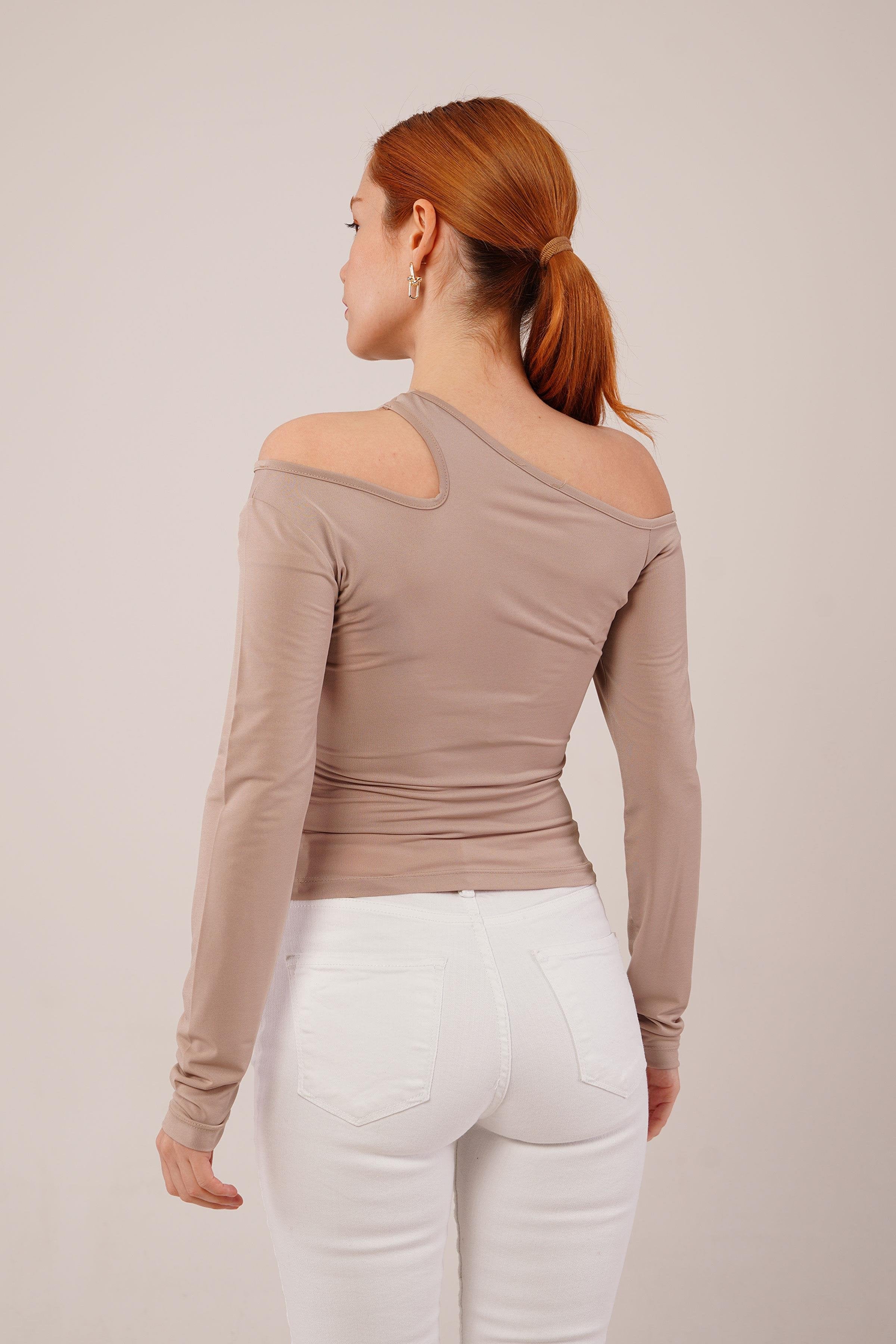 Elvina – Μπεζ Μπλούζα με Cut-out Ώμο