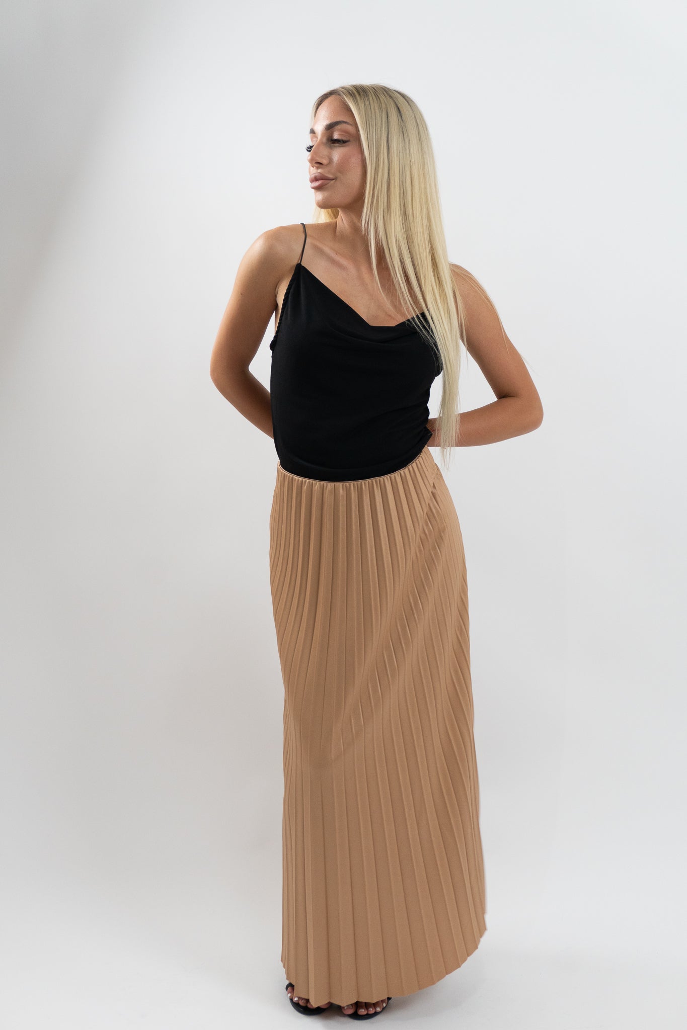 Η Aerial φούστα σε neutral χρώμα συνδυάζεται εύκολα για office looks και chic city εμφανίσεις (Refined Clothing)