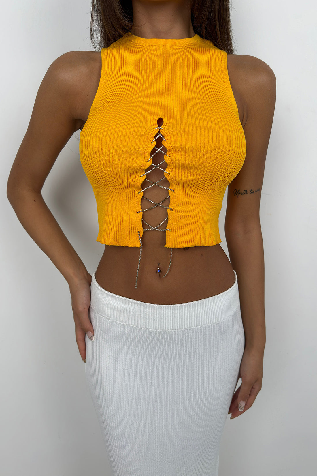 Caelia – Κίτρινο Rib Τοπ με Στρας Κορδόνι | Refined Clothing