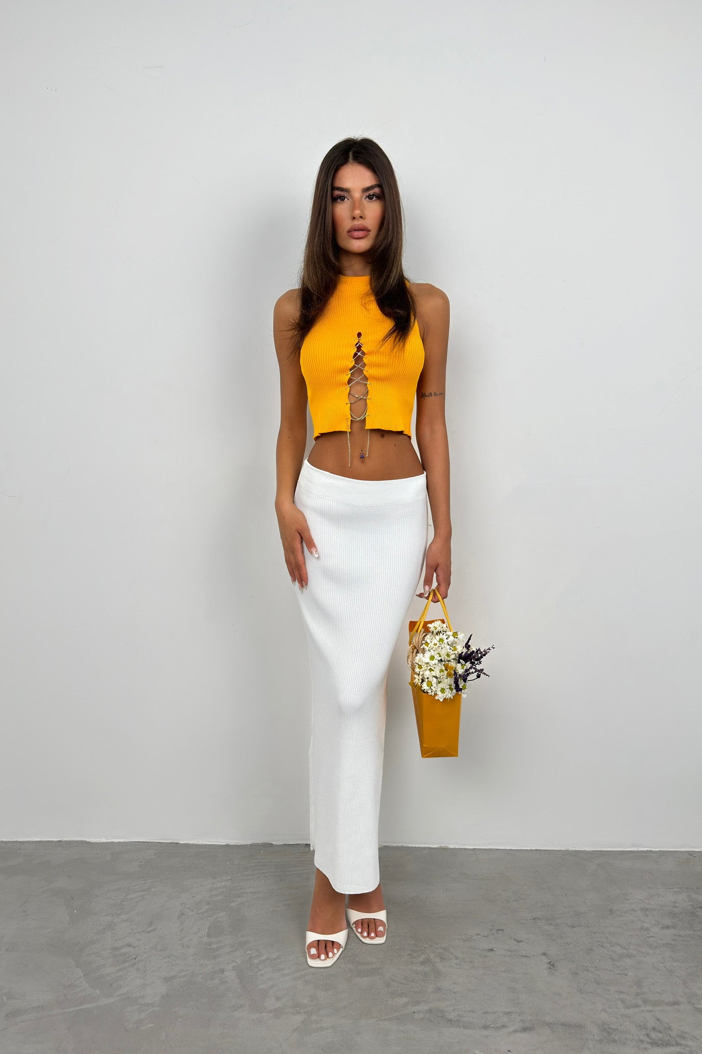 Caelia – Κίτρινο Rib Τοπ με Στρας Κορδόνι | Refined Clothing