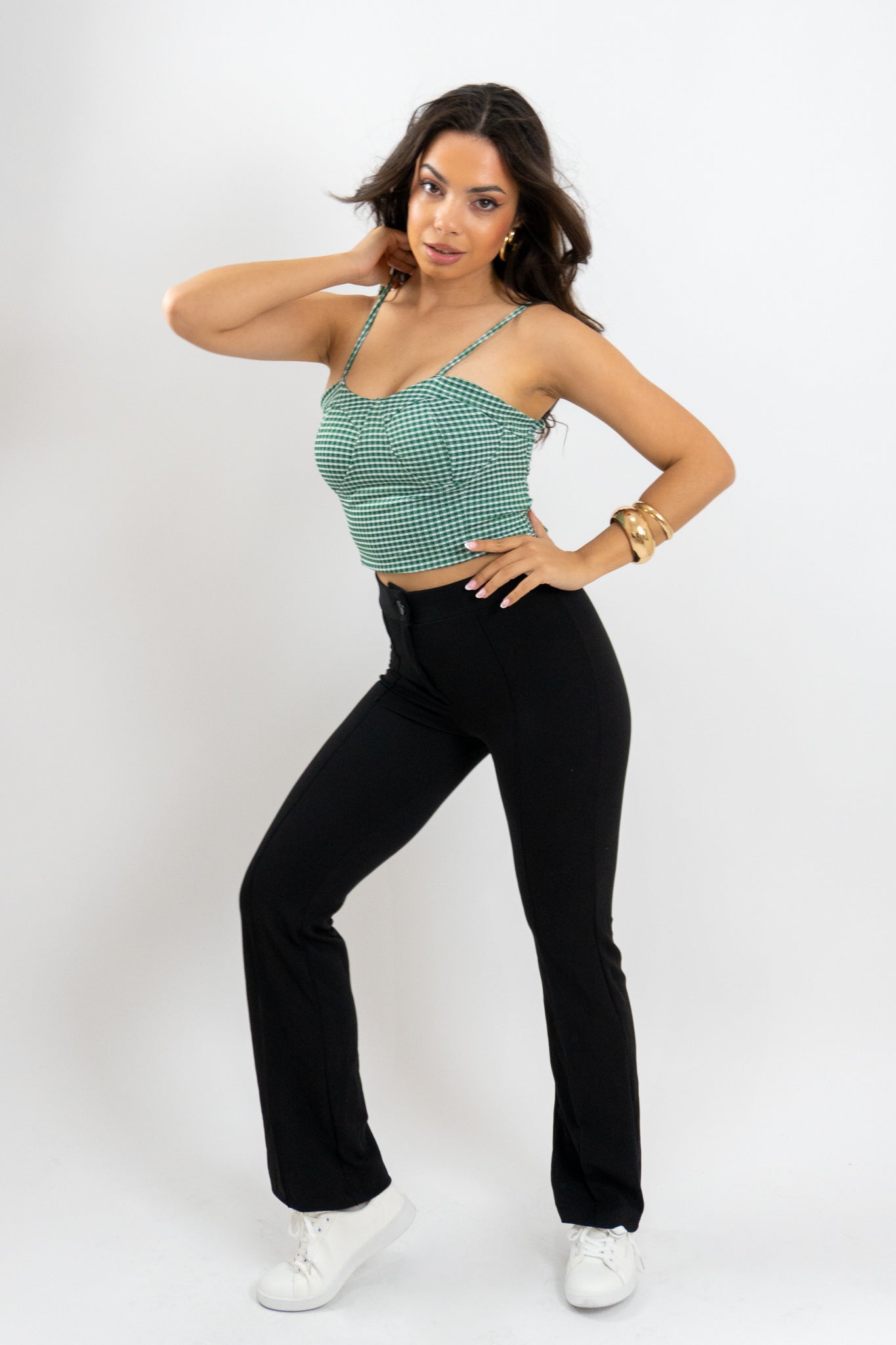 Πράσινο bustier Cyrene με καρό print και ρετρό αίσθηση – μοντέλο σε κίνηση με μπροστινή και πλαϊνή όψη
